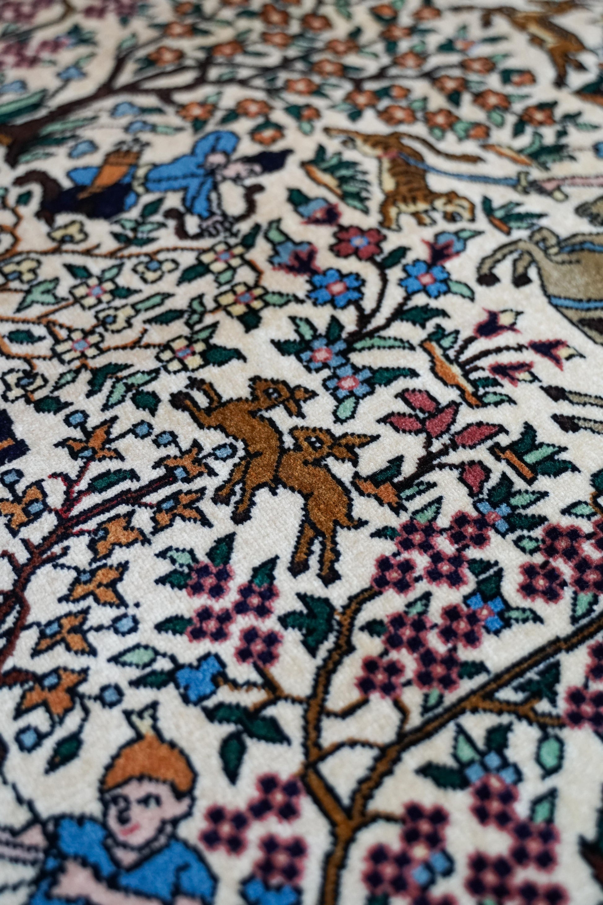  ペルシャ絨毯 タブリーズ産 シカルガー（狩猟図）デザイン 218×140cm 手織りラグ