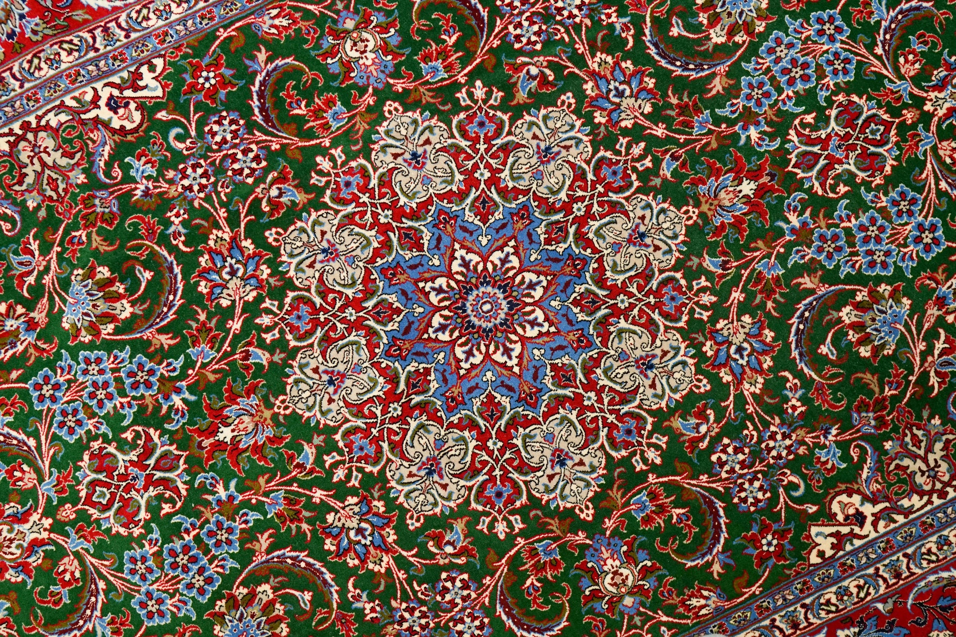 Collection ペルシャ手織り絨毯 イスファハン産 245×157cm — 精緻な花唐草と伝統文様の調和