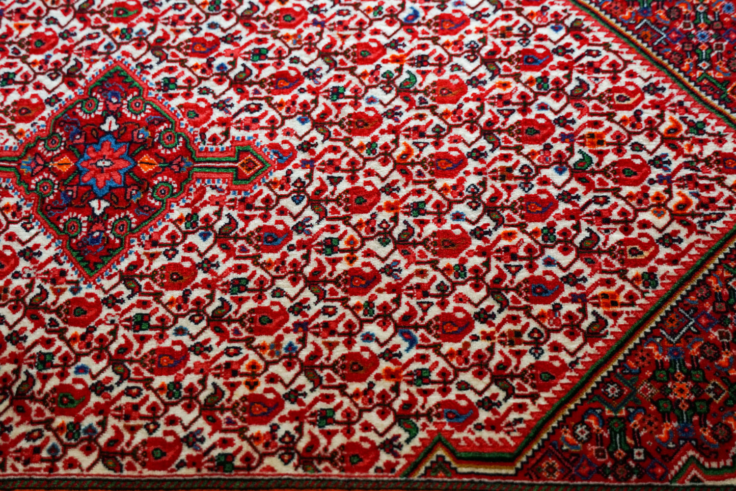  ペルシャ絨毯 ジョーザン産 165×108cm  伝統の花文様が織りなす上質ウールラグ