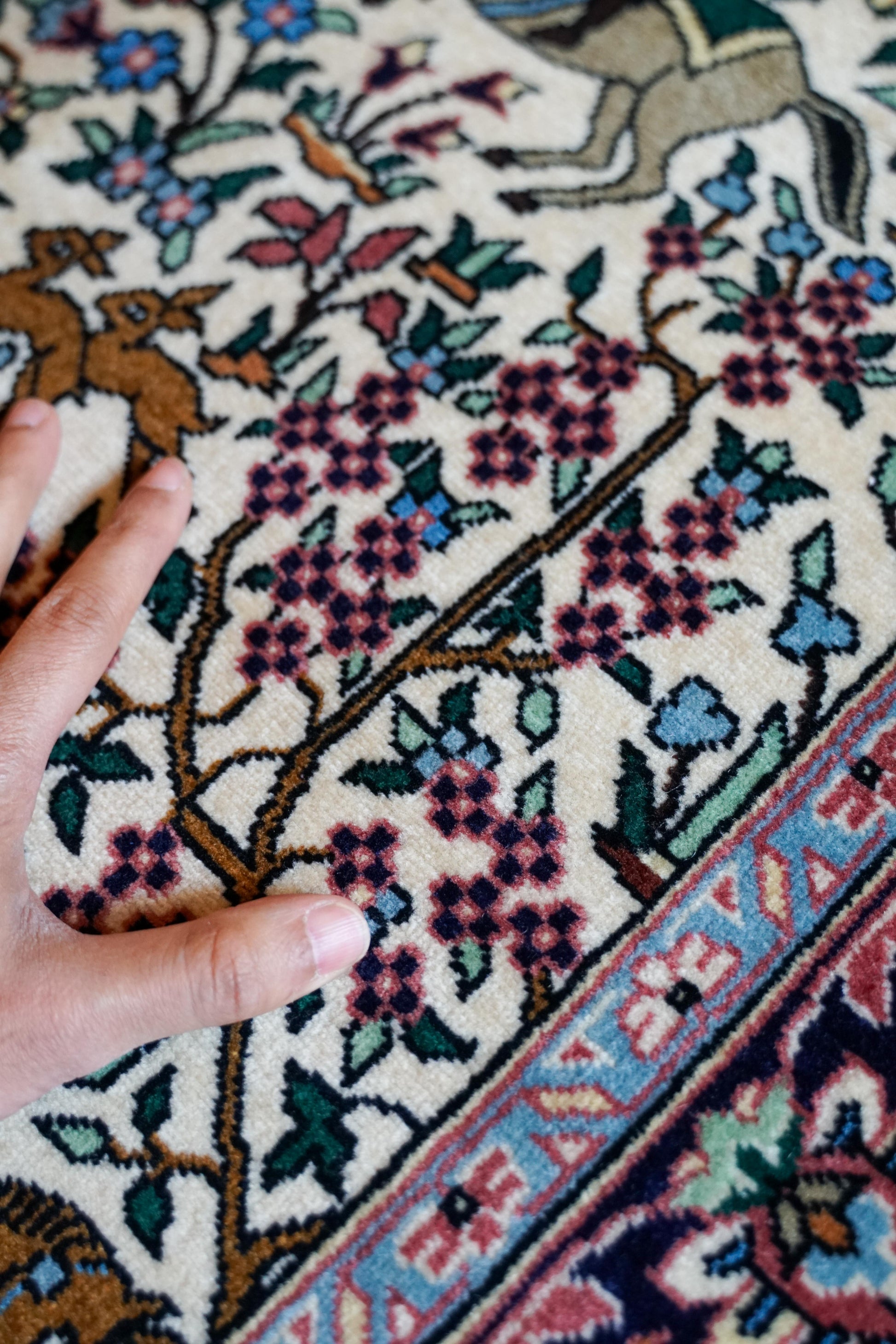  ペルシャ絨毯 タブリーズ産 シカルガー（狩猟図）デザイン 218×140cm 手織りラグ