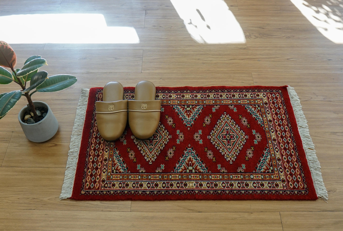  パキスタン手織り絨毯 玄関マット 78×49cm ファインクオリティ 赤基調 トライバルデザイン ウールラグ