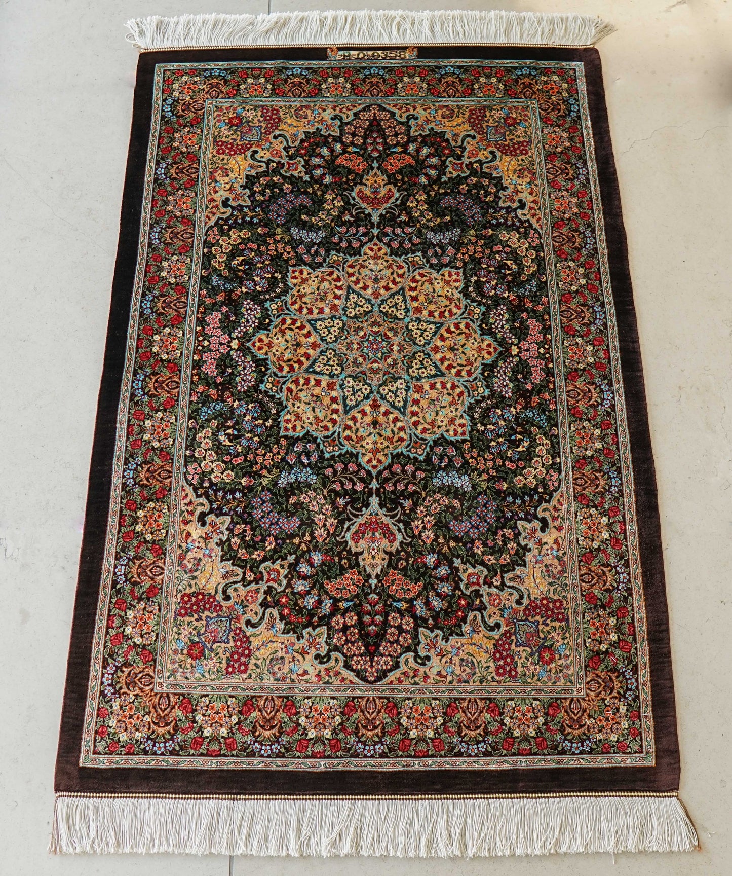  ペルシャ手織り絨毯 クム産 シルク100％ 125×80cm｜ラジビヤン房作 黒地フローラルメダリオン