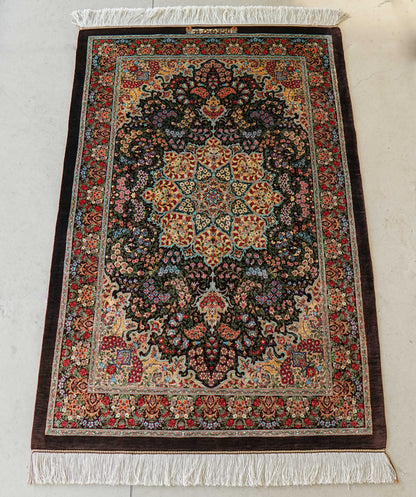  ペルシャ手織り絨毯 クム産 シルク100％ 125×80cm｜ラジビヤン房作 黒地フローラルメダリオン