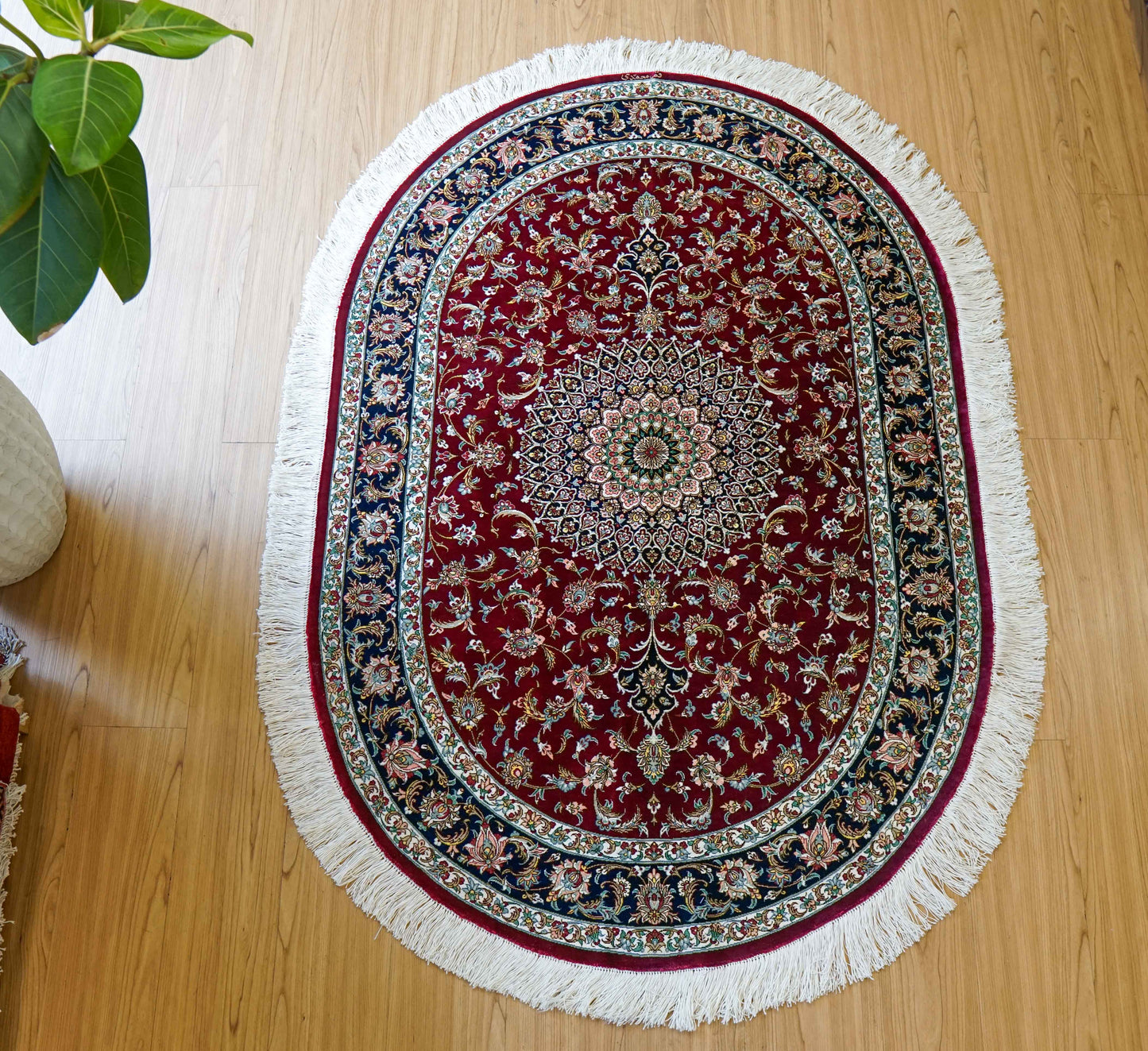  ペルシャ絨毯 クム産 シルク100% 手織りラグ 147×98cm｜モハマディ房 オーバルデザイン 高密度シルク絨毯