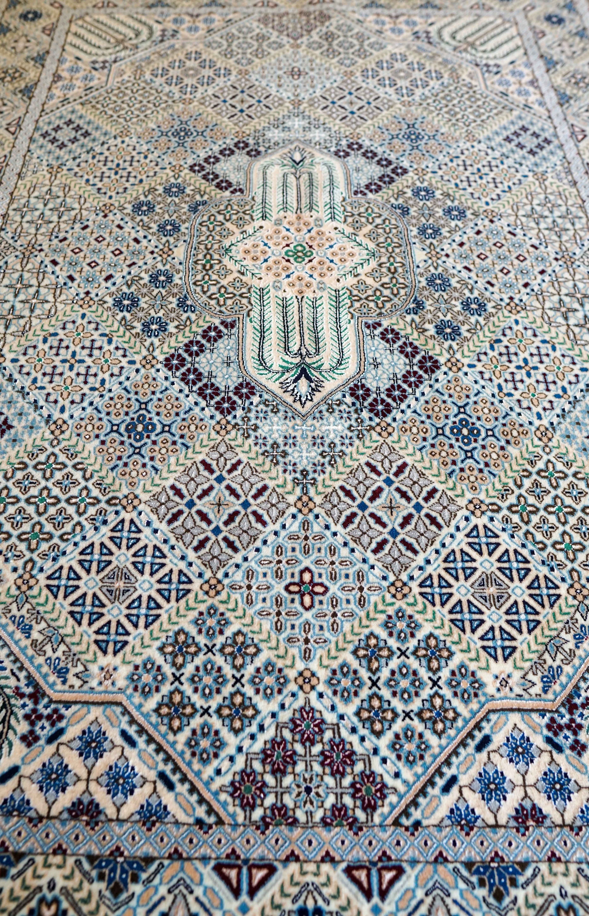  手織りペルシャ絨毯 ナイン産 シシュラ 165×120cm｜ウールとシルク ジョシャガンデザイン