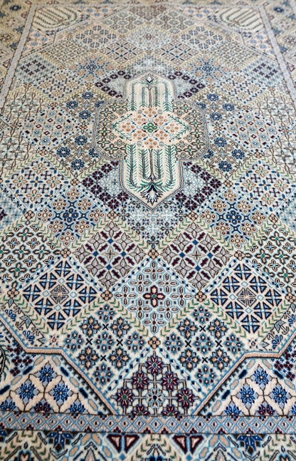  手織りペルシャ絨毯 ナイン産 シシュラ 165×120cm｜ウールとシルク ジョシャガンデザイン