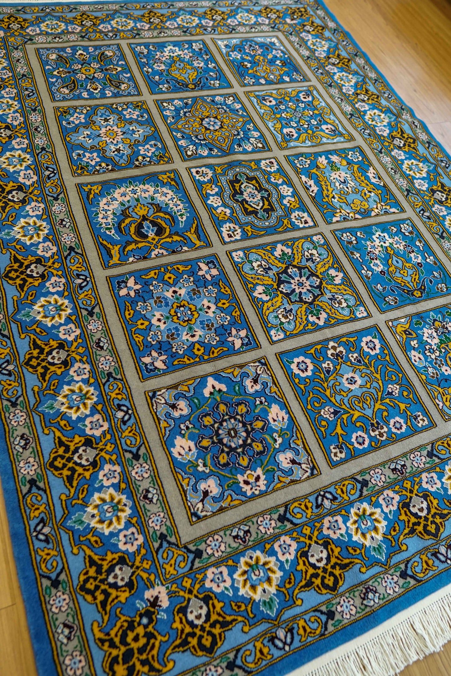  手織り ペルシャ絨毯 ナイン産 194×140cm