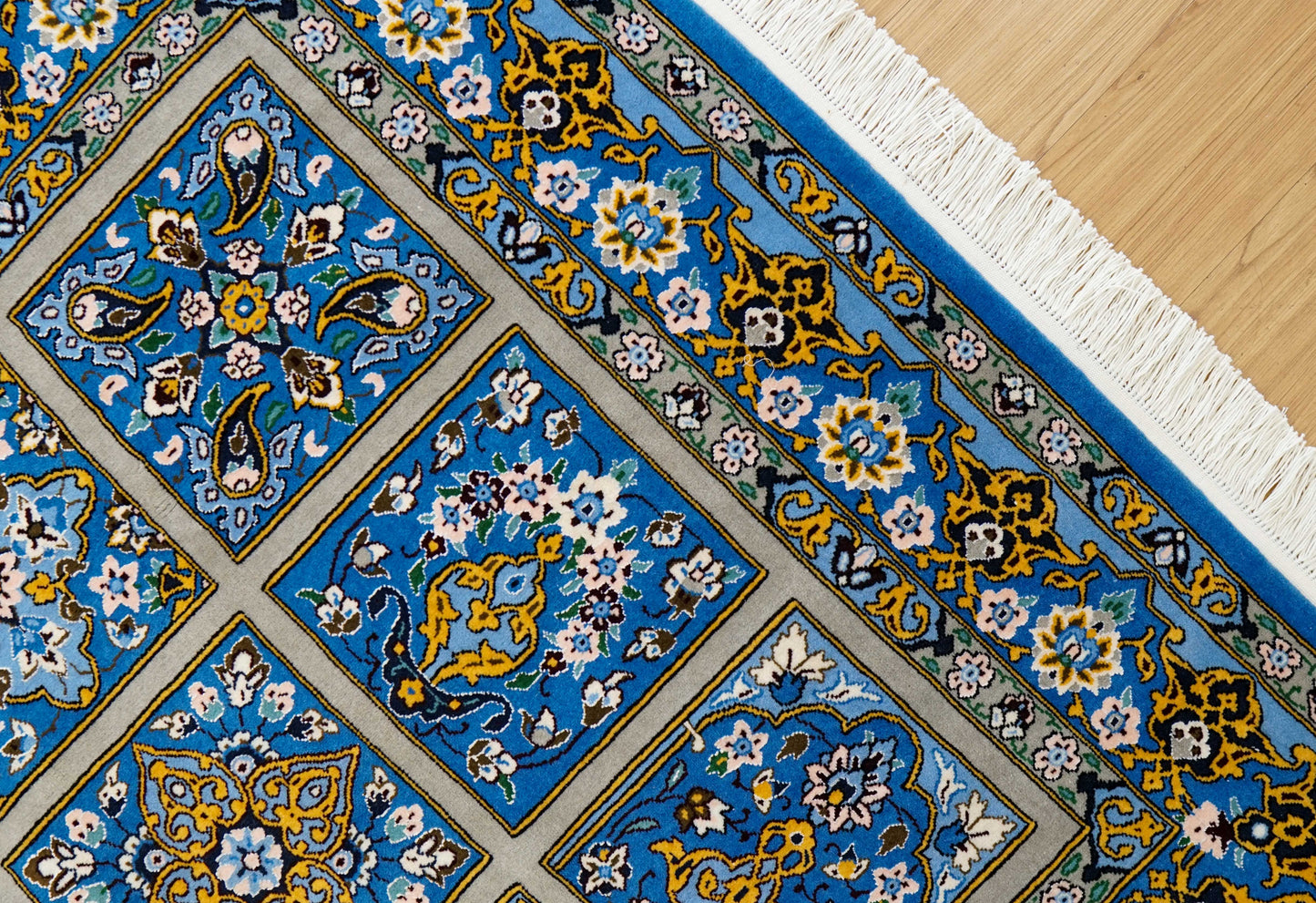  手織り ペルシャ絨毯 ナイン産 194×140cm