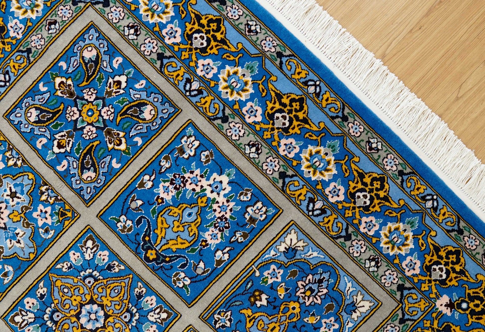  手織り ペルシャ絨毯 ナイン産 194×140cm