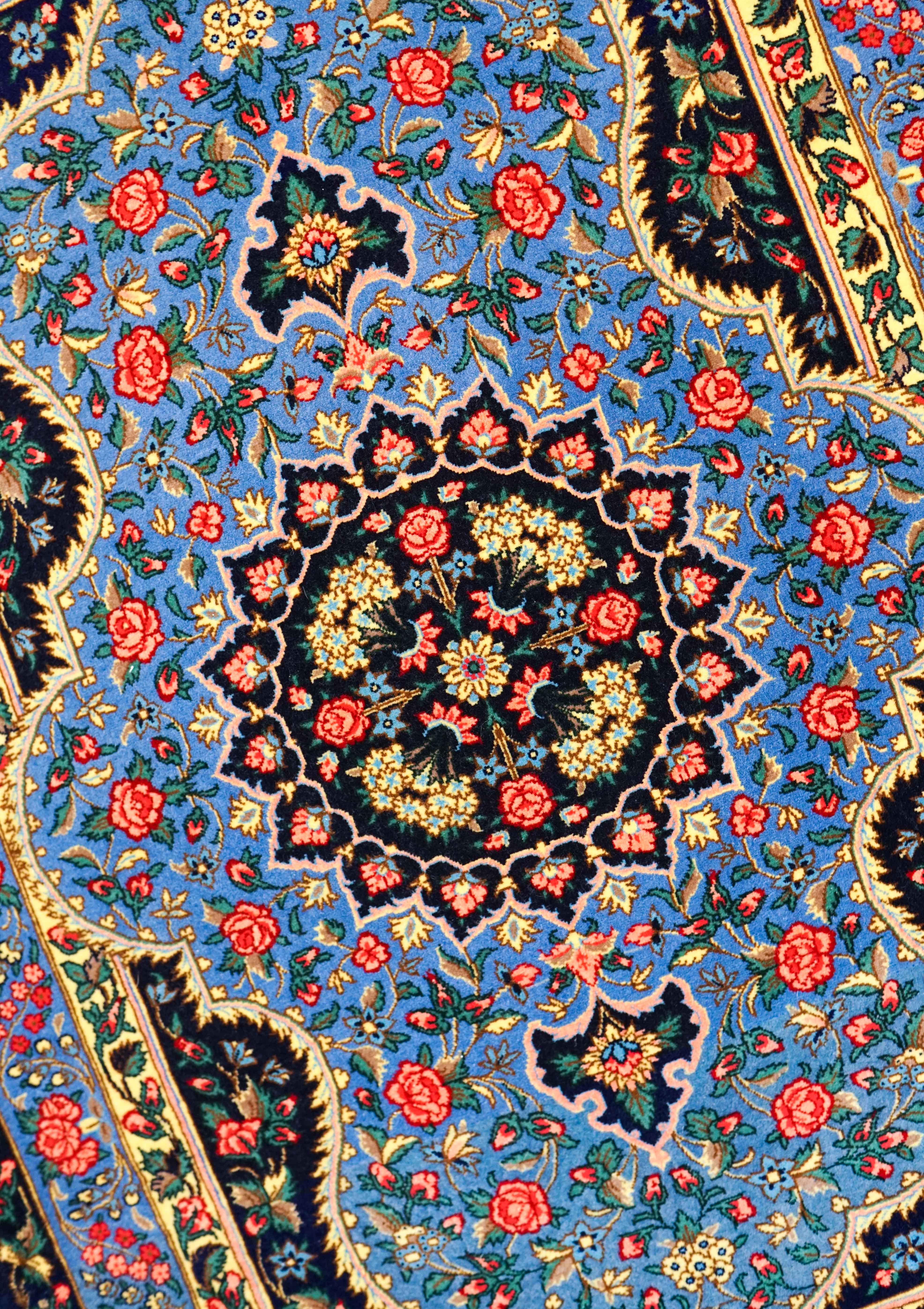 ペルシャ絨毯クム産100%シルク手織りサイズ:132cm×82cm ペルシャ絨毯 クム産 シルク 100% - Decorworks