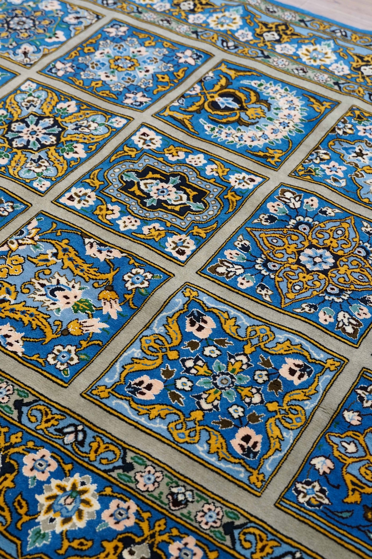  手織り ペルシャ絨毯 ナイン産 194×140cm