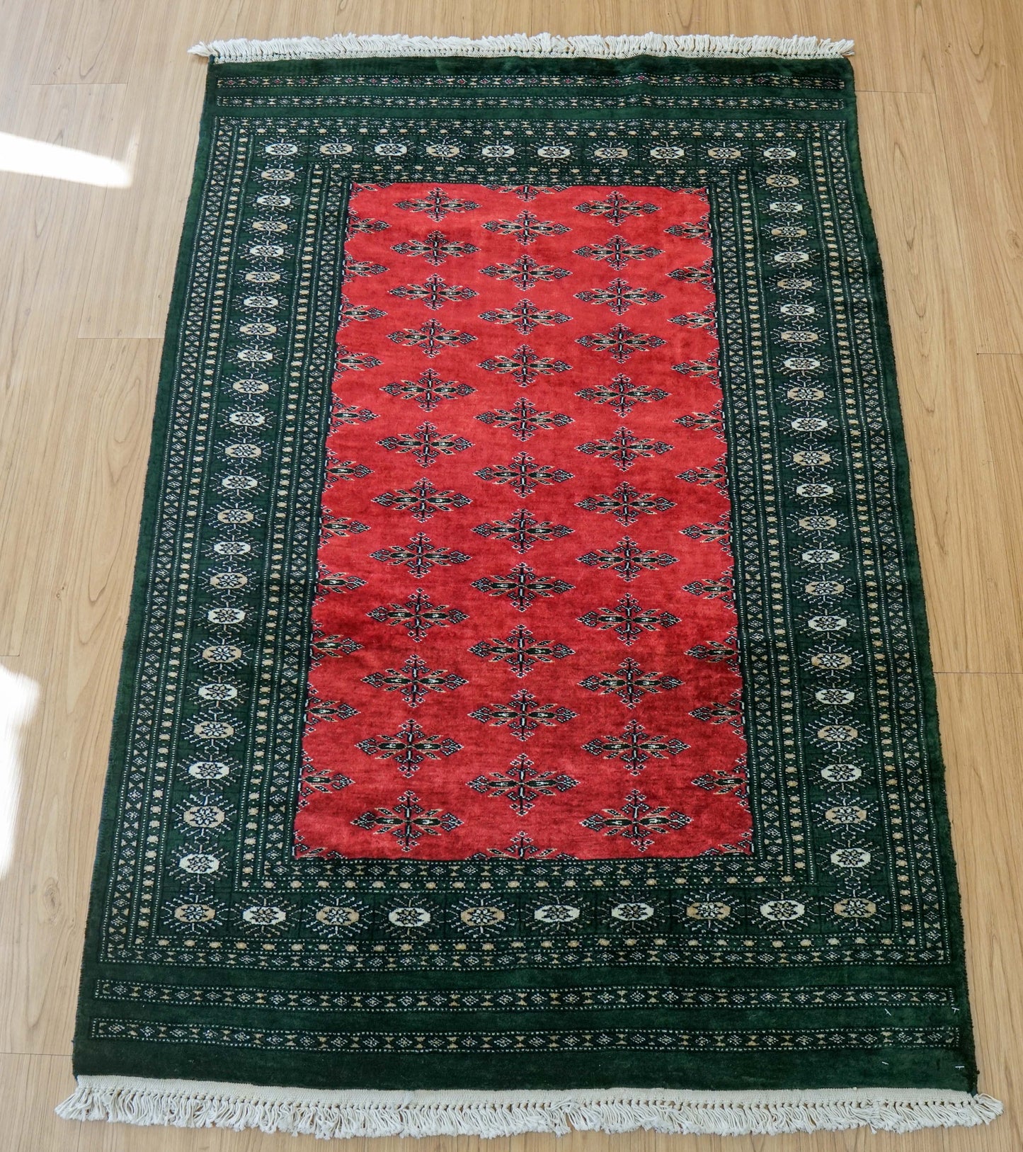  パキスタン手織り絨毯 143×92cm｜バタフライ文様・お守りモチーフのボーダー 高密度ウール