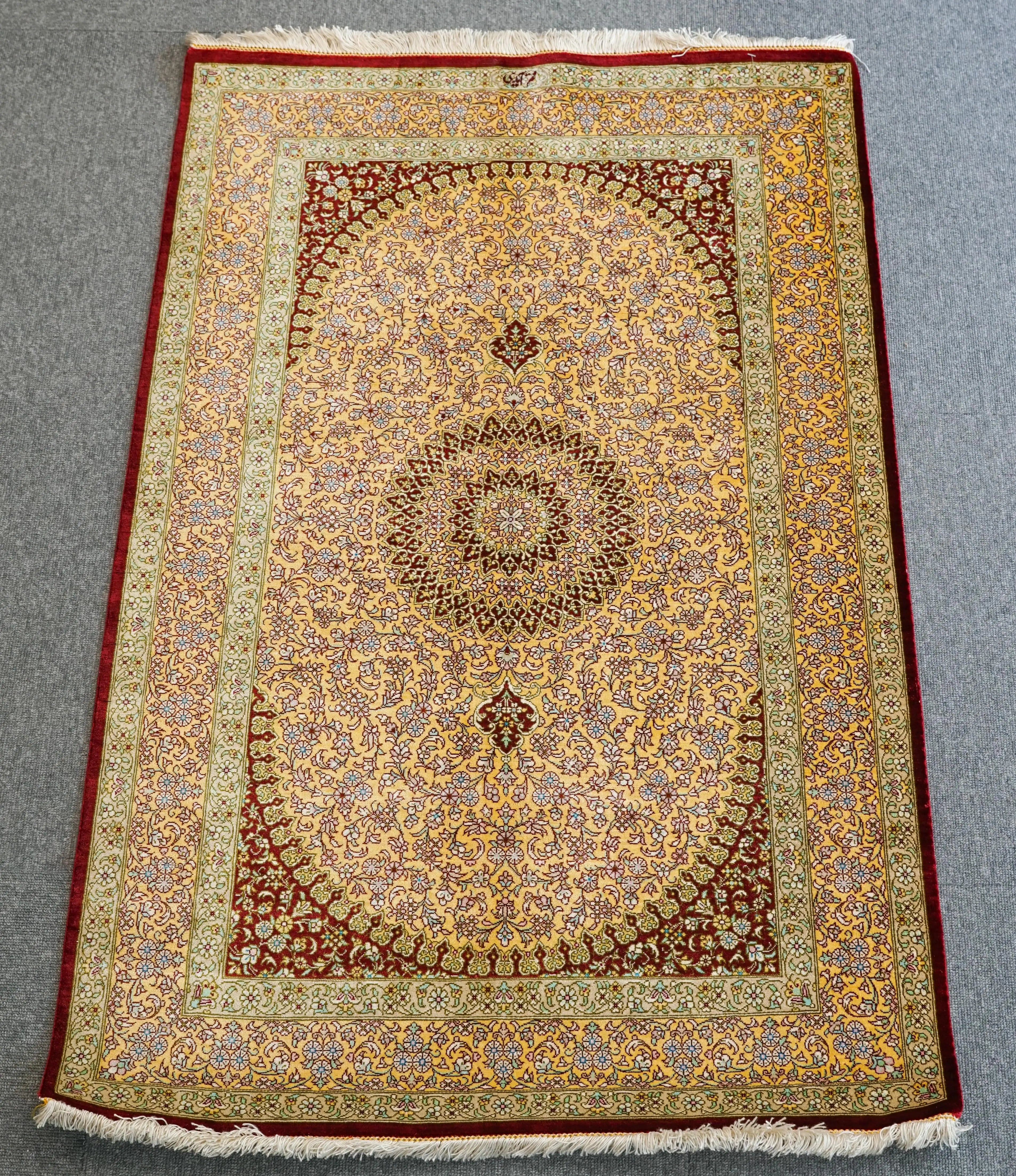 ペルシャ絨毯 クム産 100%シルク（121×78cm）手織り絨毯 – Decorworks