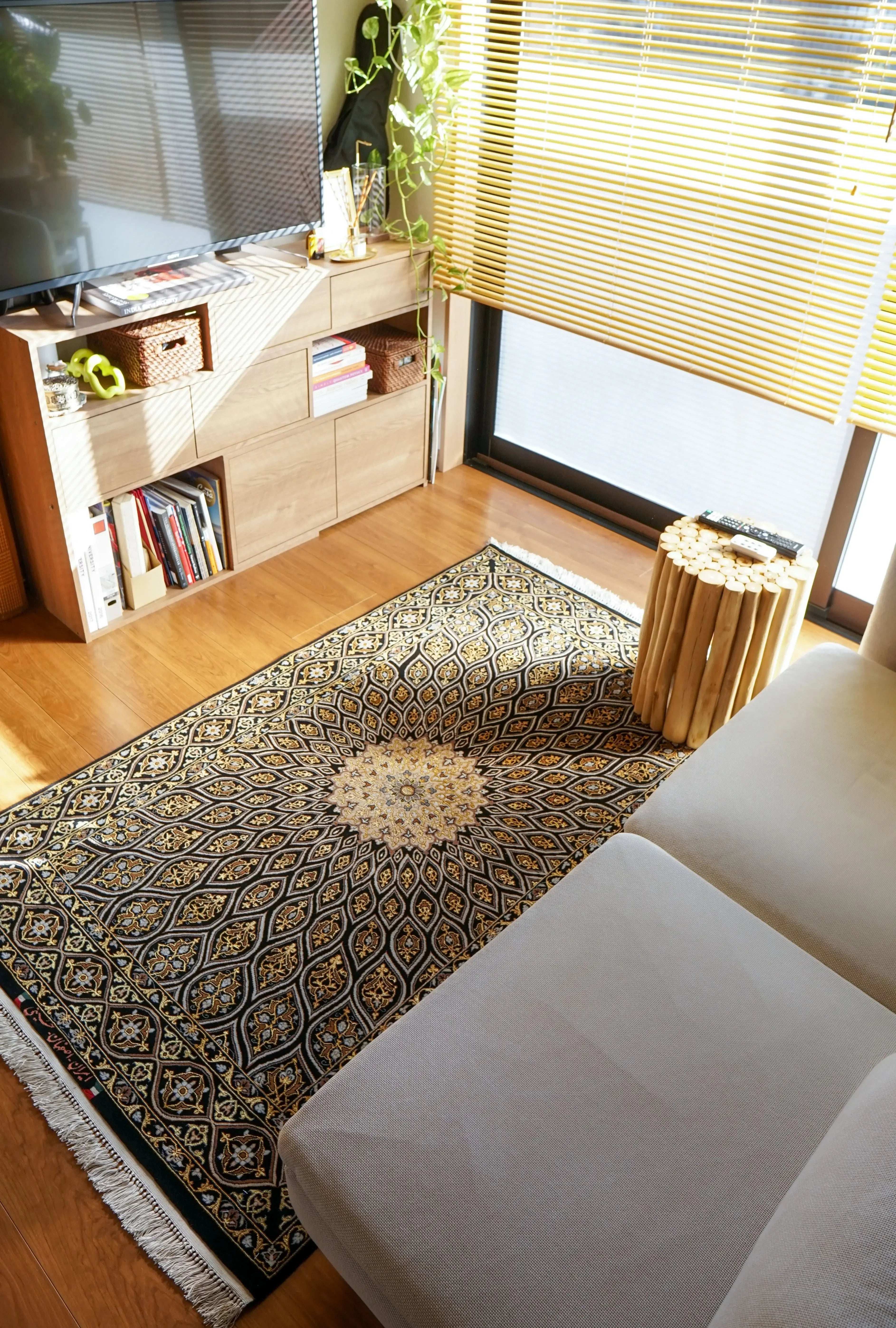 ペルシャ絨毯 イスファハン産 フセーエニ房 174×110cm Decorworks