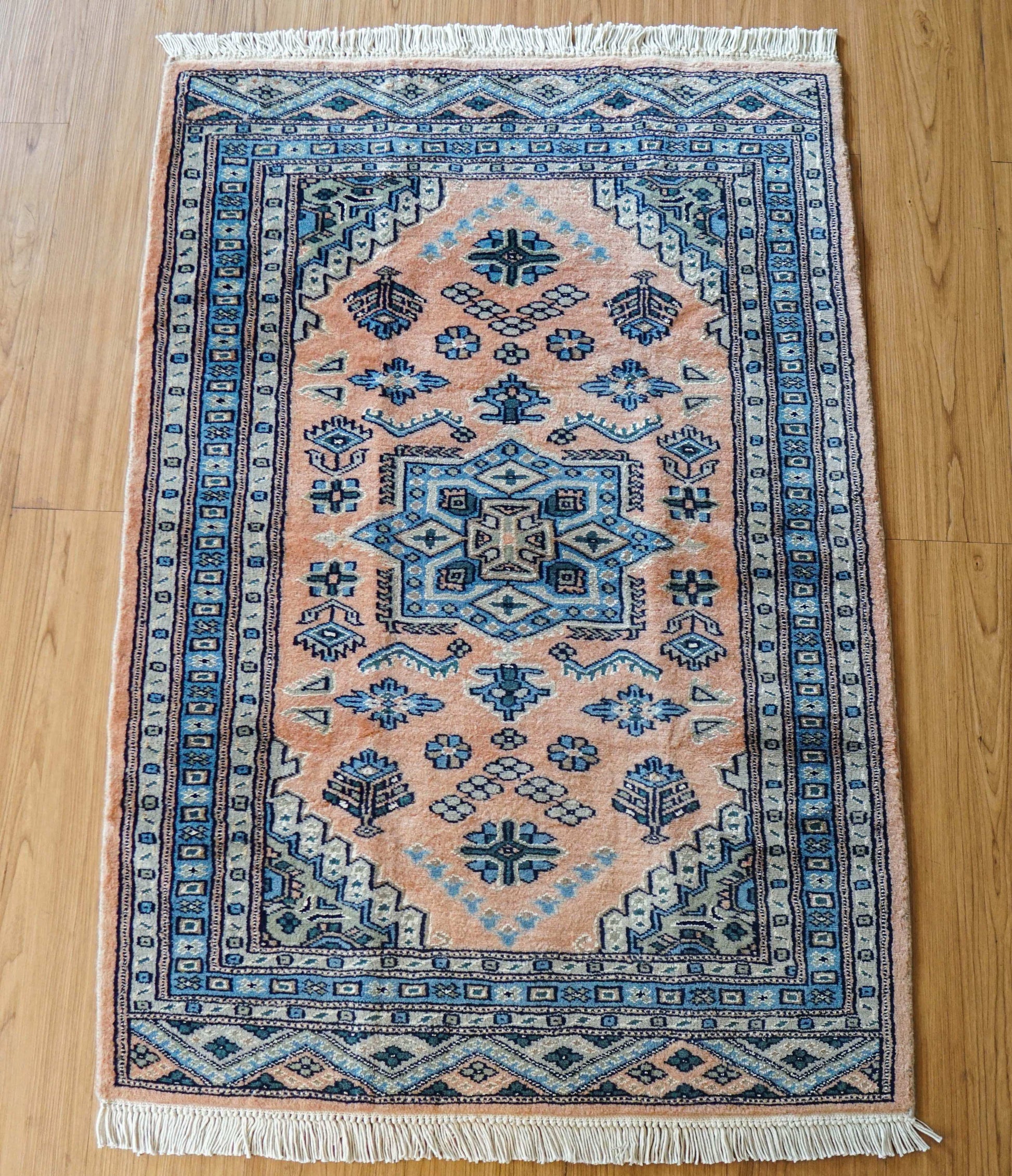  パキスタン手織り絨毯 116×78cm　　トライバルラグ