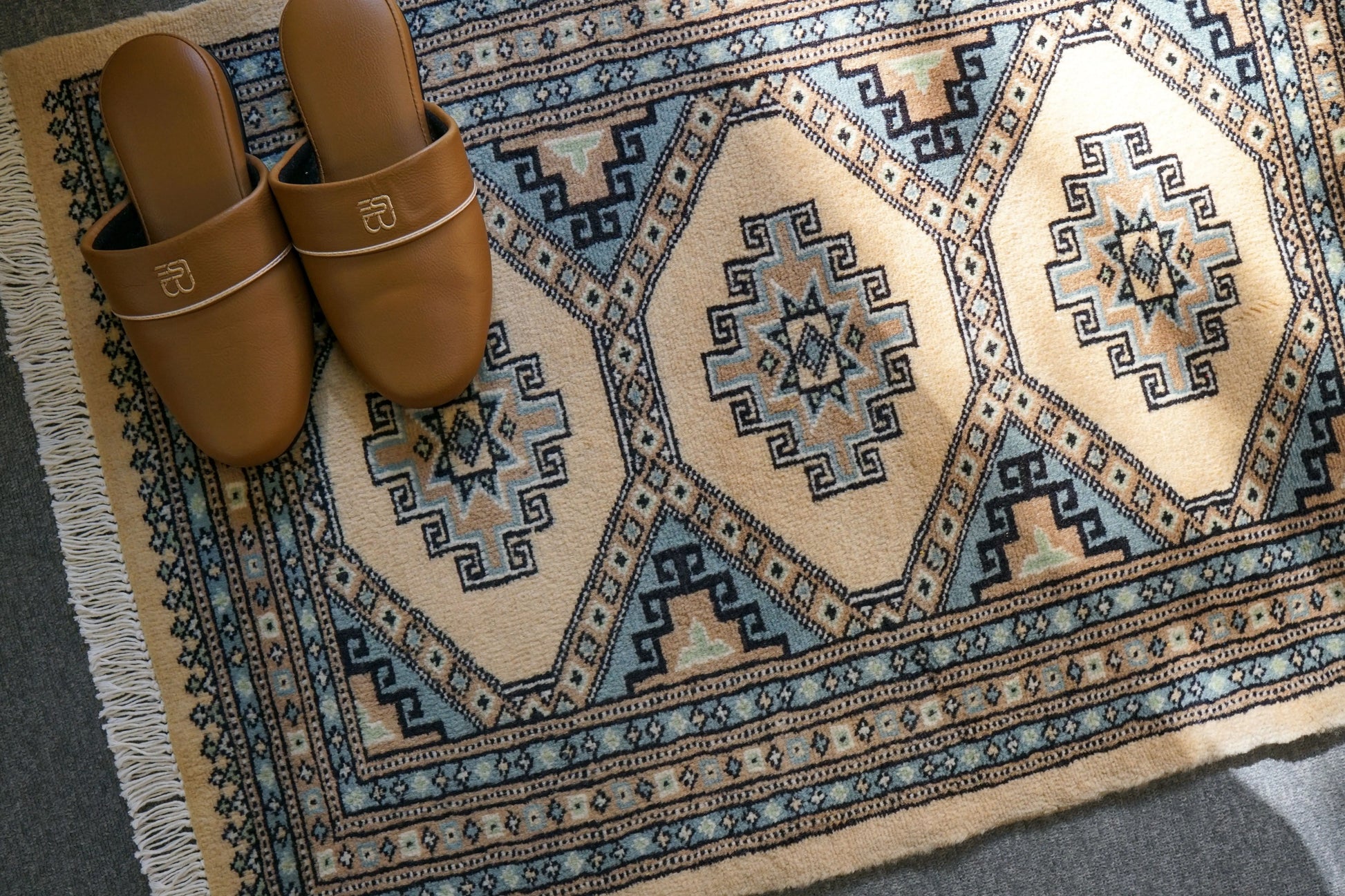 81×63cm  パキスタン手織り絨毯 Decorworks