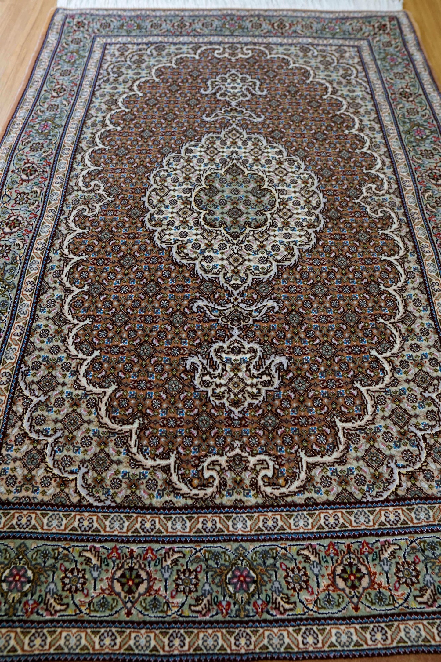  ペルシャ手織り絨毯 タブリーズ産　50RAJ  127×85cm