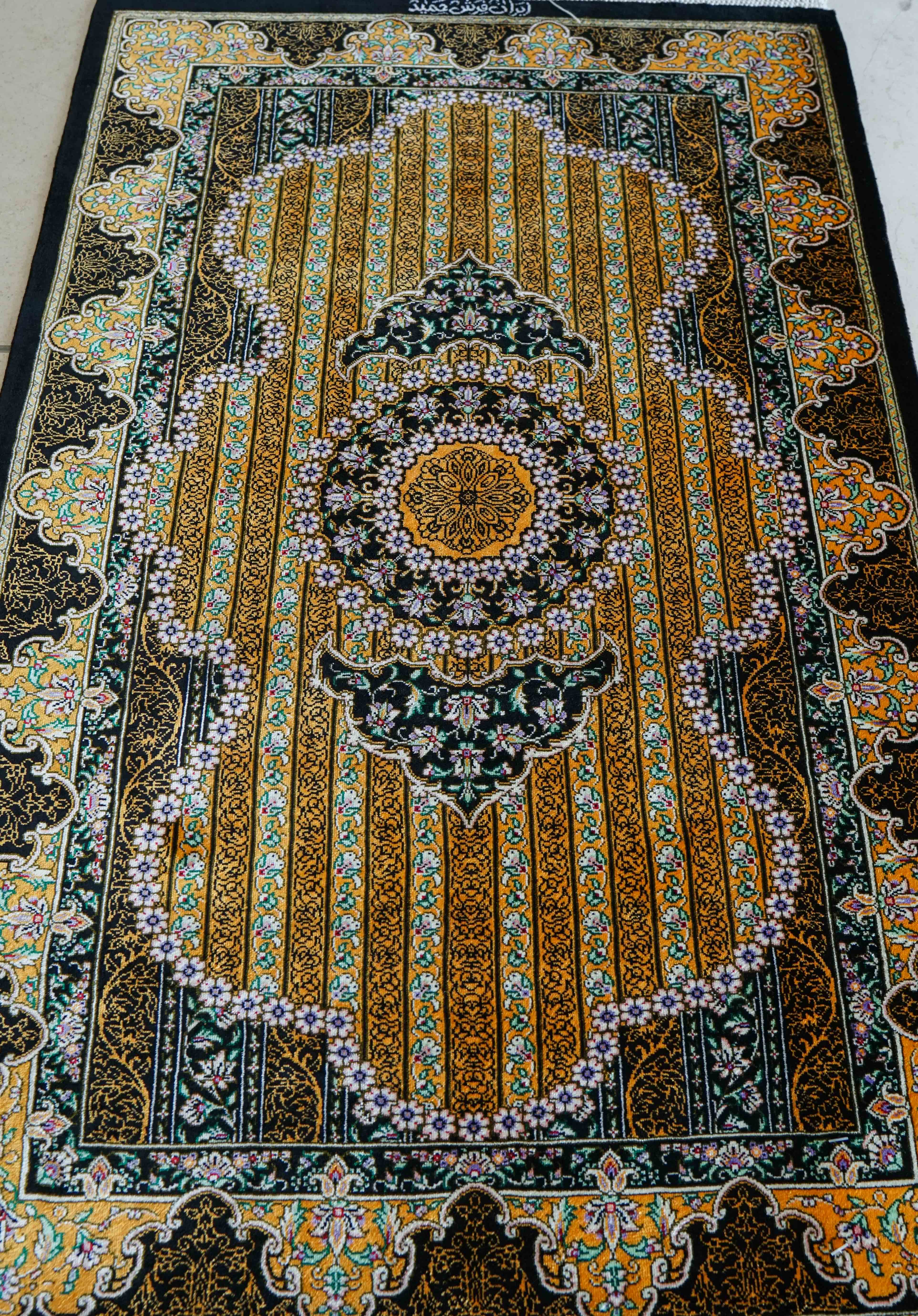 ペルシャ絨毯 クム産シルク100% ハミード工房 92×59cm – Decorworks