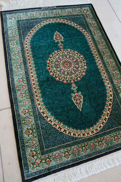  ペルシャ絨毯 クム産 シルク100％ ムサビイ工房 88×59cm｜手織りシルク｜イラン製