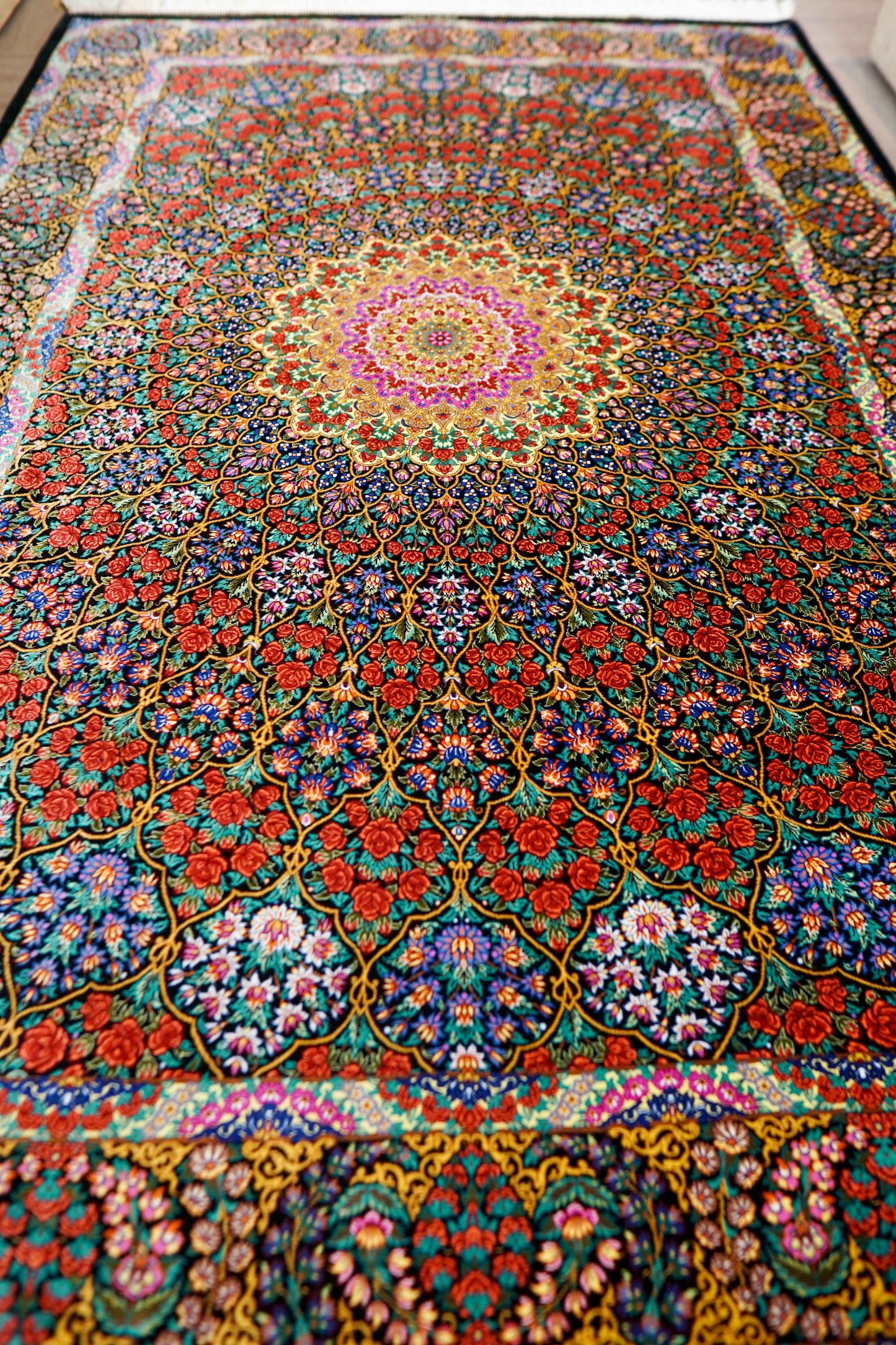  手織りペルシャ絨毯 クム産 アバーシ工房 201×131cm シルク100％ 花文様