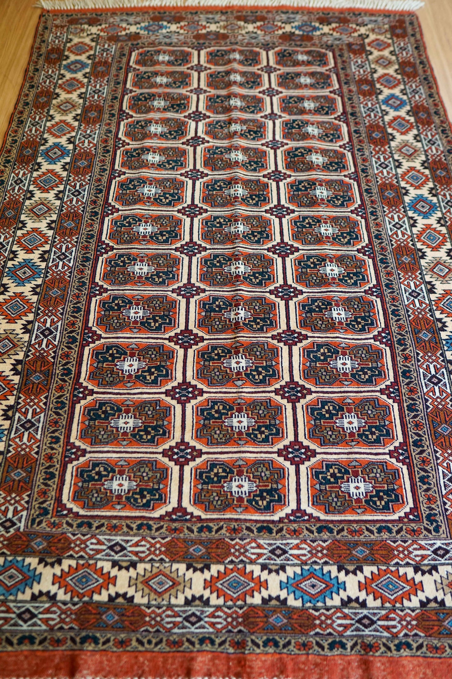  手織り ペルシャ絨毯 トルクメン ボハラ 174×120cm｜伝統のギュル文様が美しい一枚