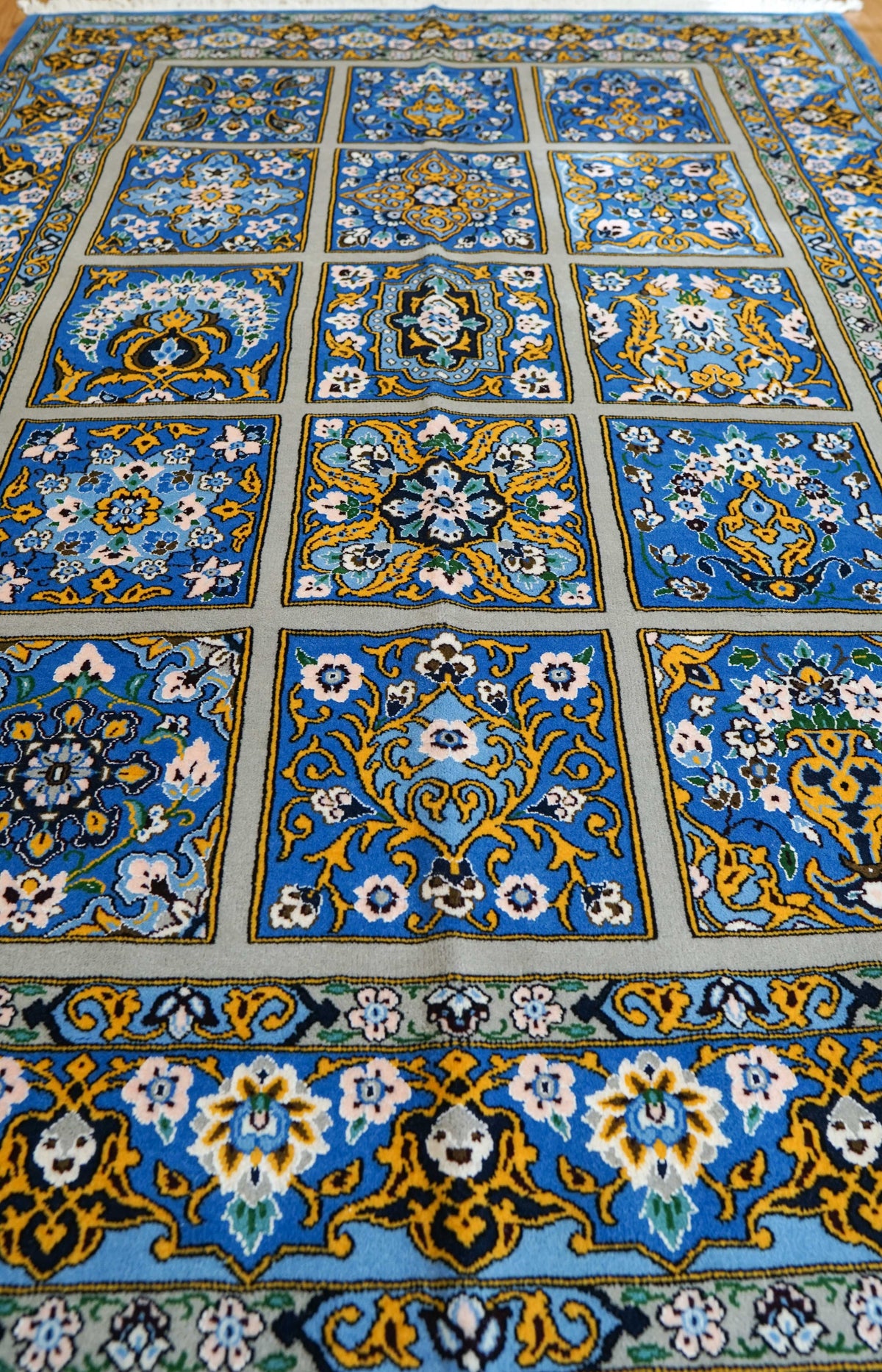  手織り ペルシャ絨毯 ナイン産 194×140cm