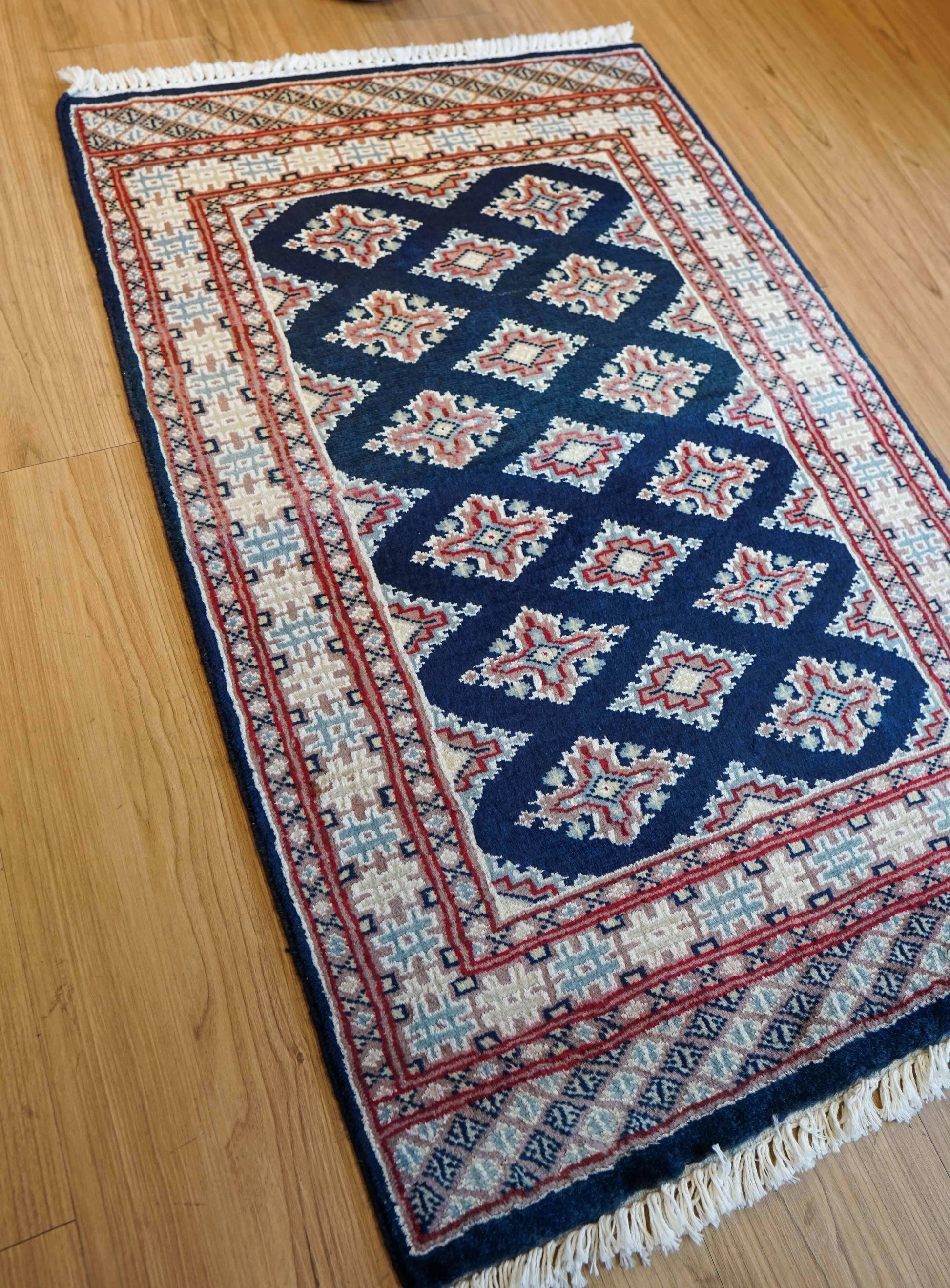  パキスタン手織り絨毯　 93×61cm