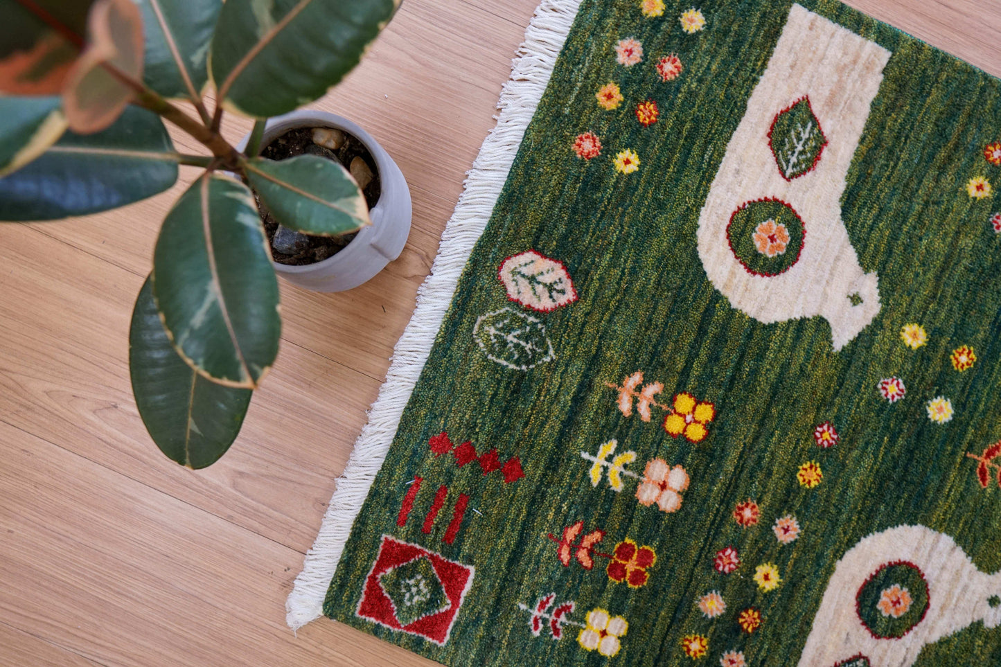  ペルシャ手織りカシュクリギャッベ リズバフト 93×62cm｜緑の草原と鳥のモチーフ・高密度織り ギャベ