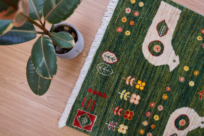  ペルシャ手織りカシュクリギャッベ リズバフト 93×62cm｜緑の草原と鳥のモチーフ・高密度織り ギャベ