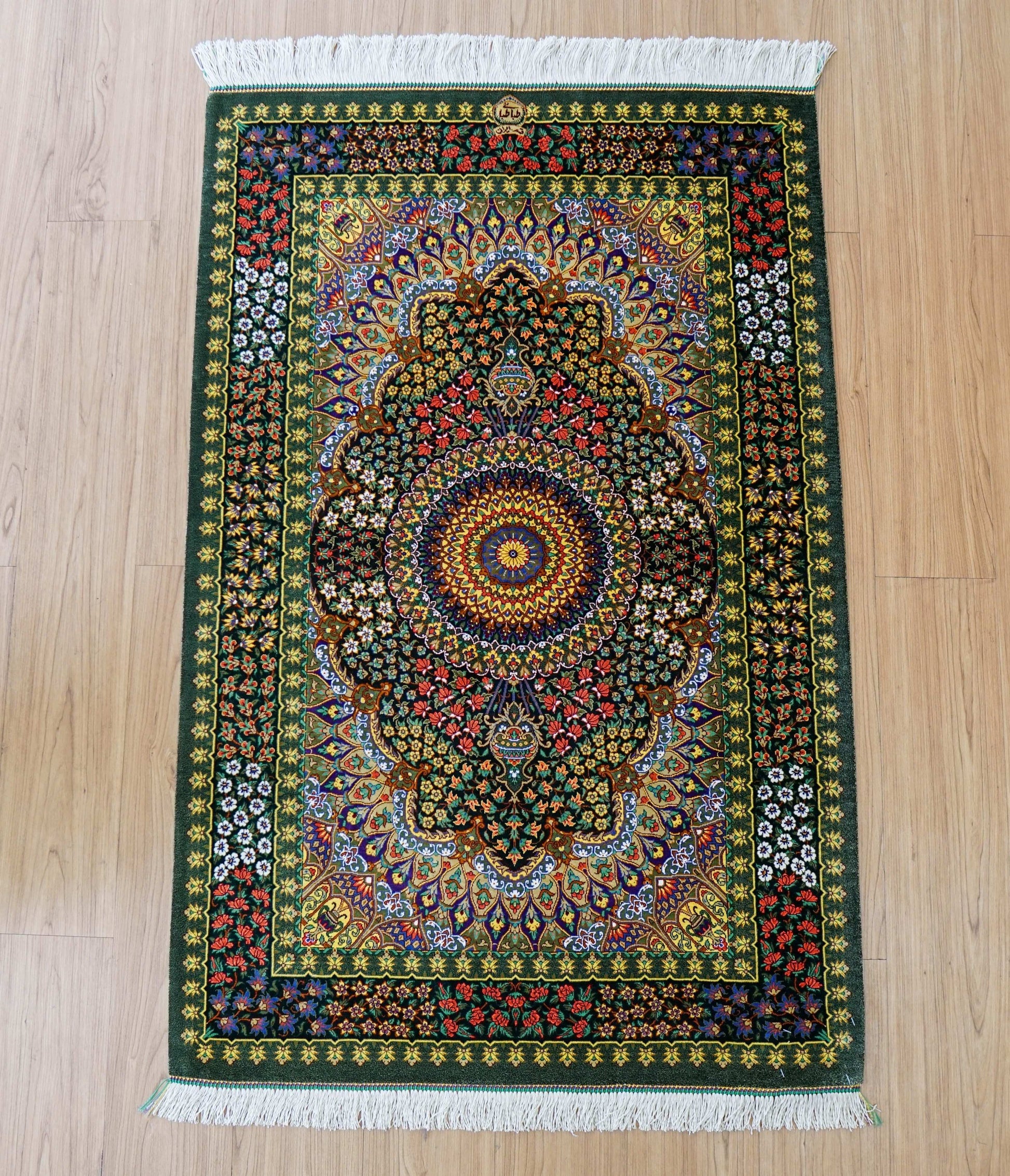  手織りペルシャ絨毯 クム産 タバタバイ工房 100％シルク 126×82cm｜グリーンメダリオン・最高級シルクラグ