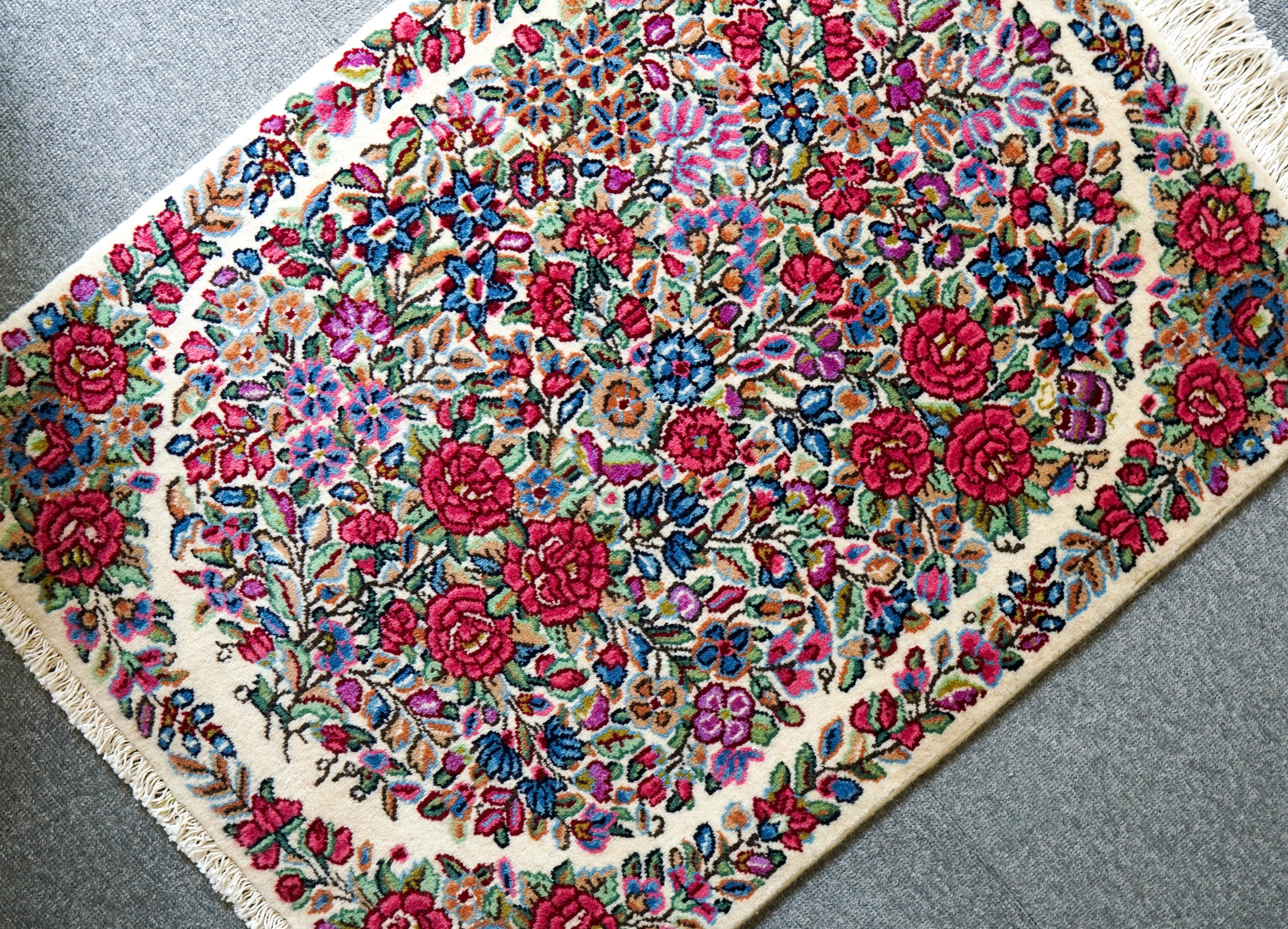 ペルシャ絨毯 ケルマン産 華やかな花柄デザインと上質ウール