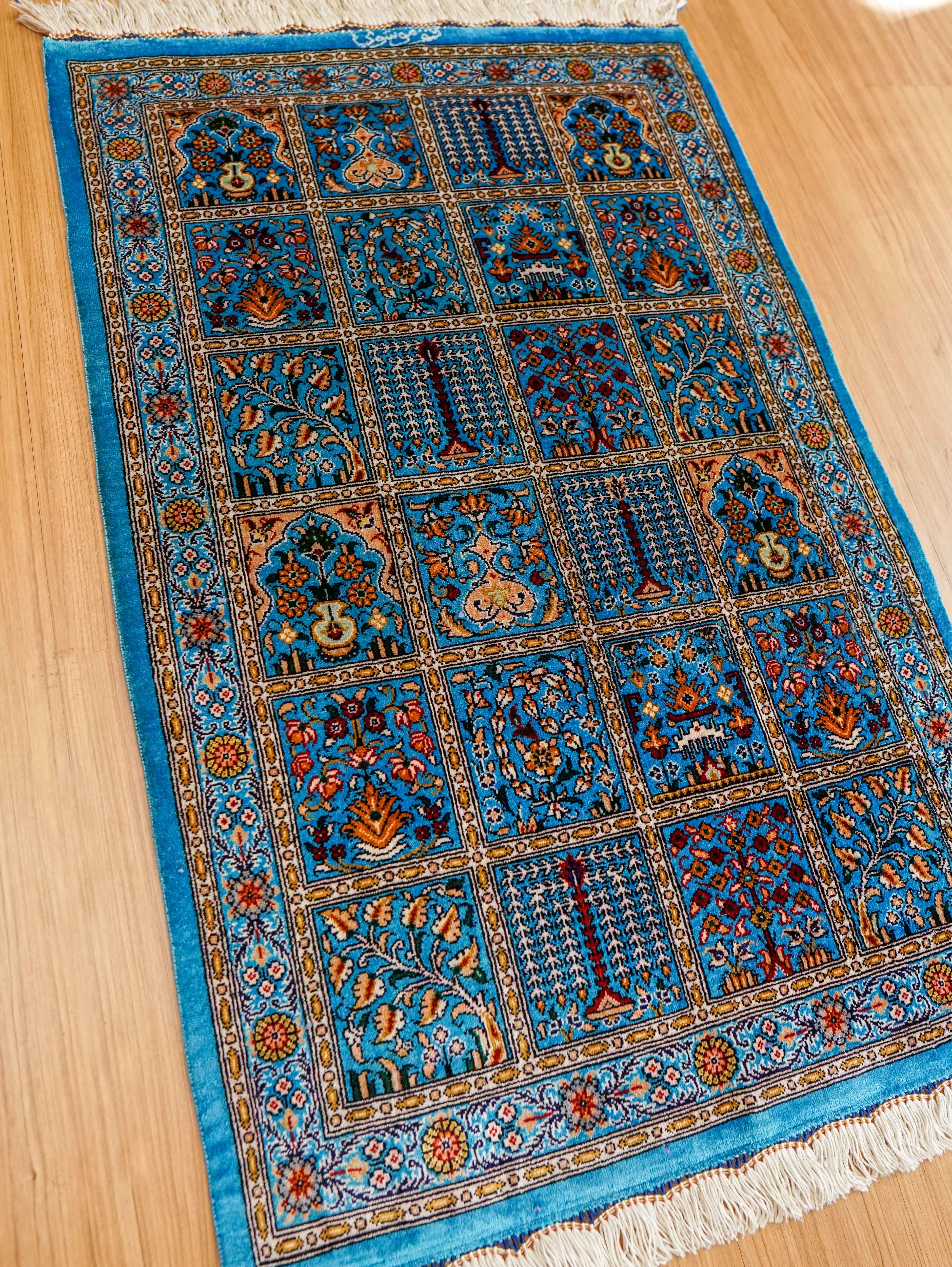 ペルシャ絨毯 クム産 モスサビ房 シルク 89×56cm – Decorworks