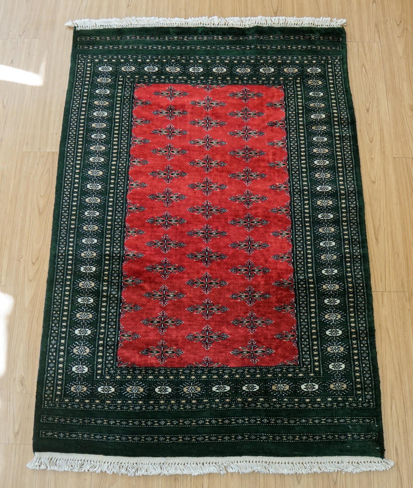  パキスタン手織り絨毯 143×92cm｜バタフライ文様・お守りモチーフのボーダー 高密度ウール