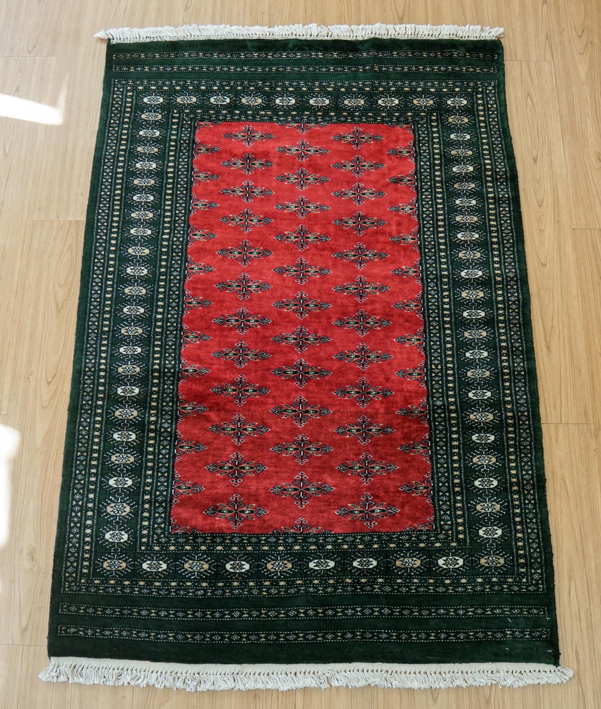  パキスタン手織り絨毯 143×92cm｜バタフライ文様・お守りモチーフのボーダー 高密度ウール