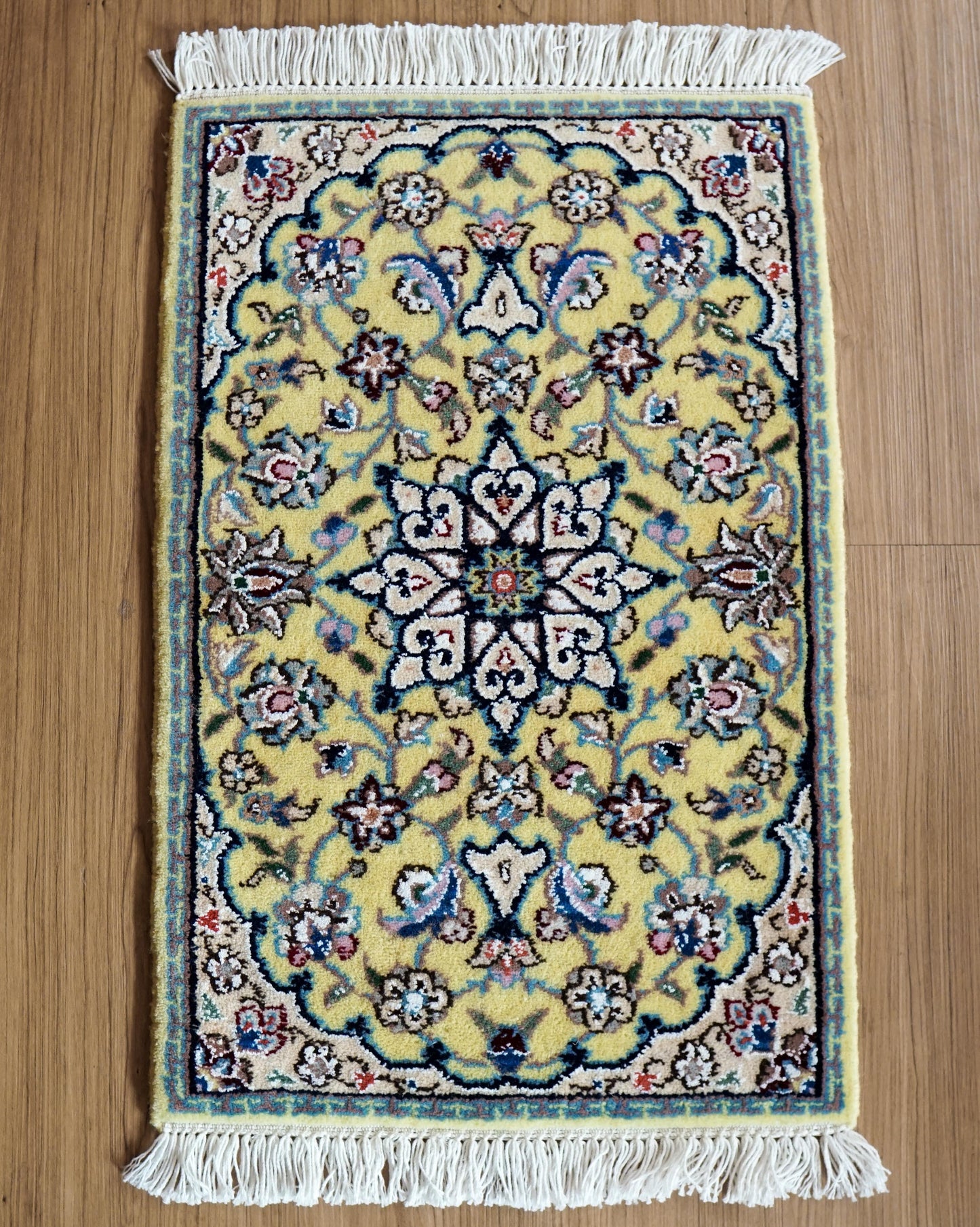  手織りペルシャ絨毯 ナイン産 40×61cm ミニラグ