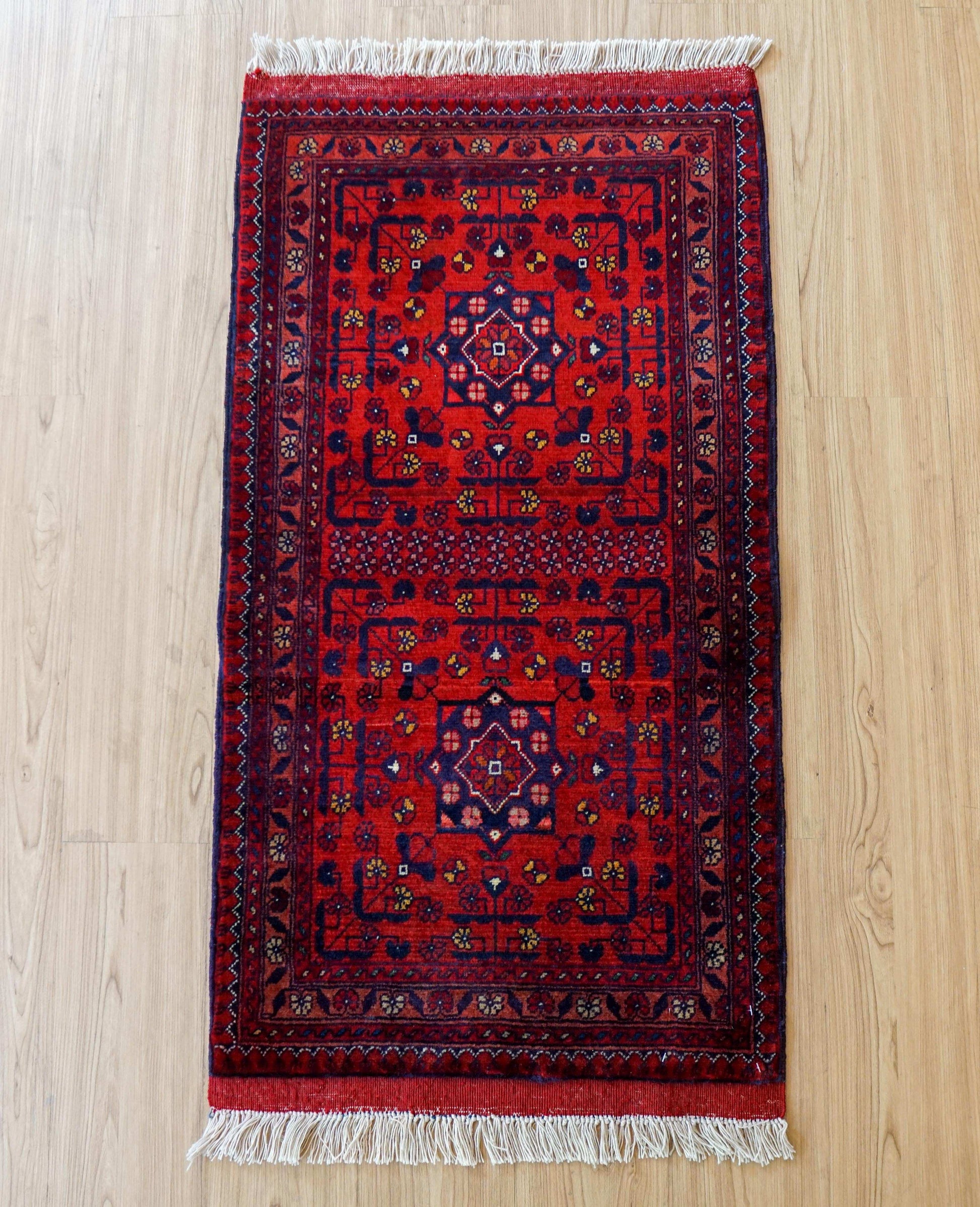  アフガニスタン手織り絨毯 カールモハメディ109×57cm｜深紅ギュル文様 トライバルラグ