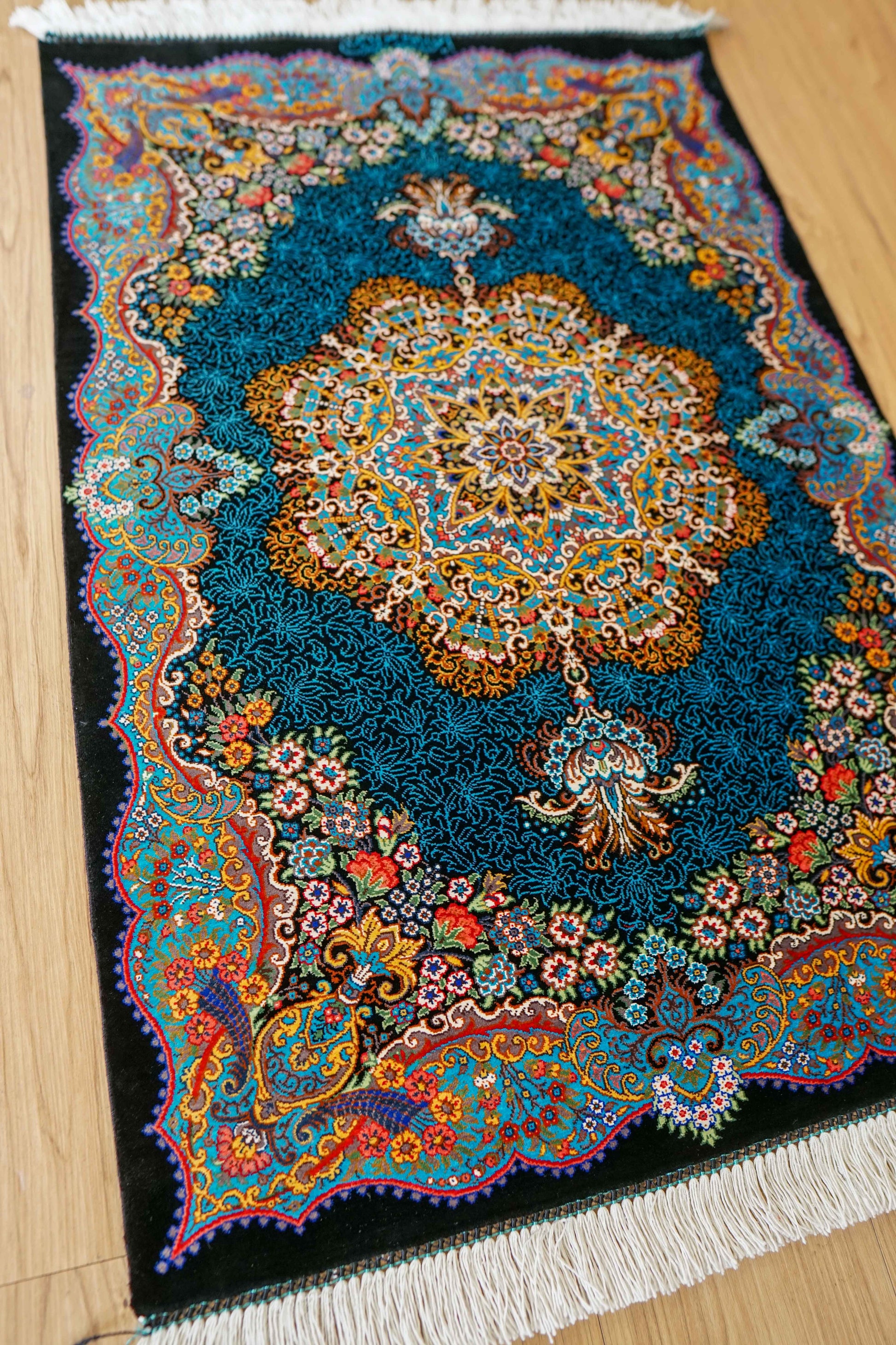  ペルシャ絨毯クム産  ムサヴィ工房　シルク　 証明書付 87×58cm　