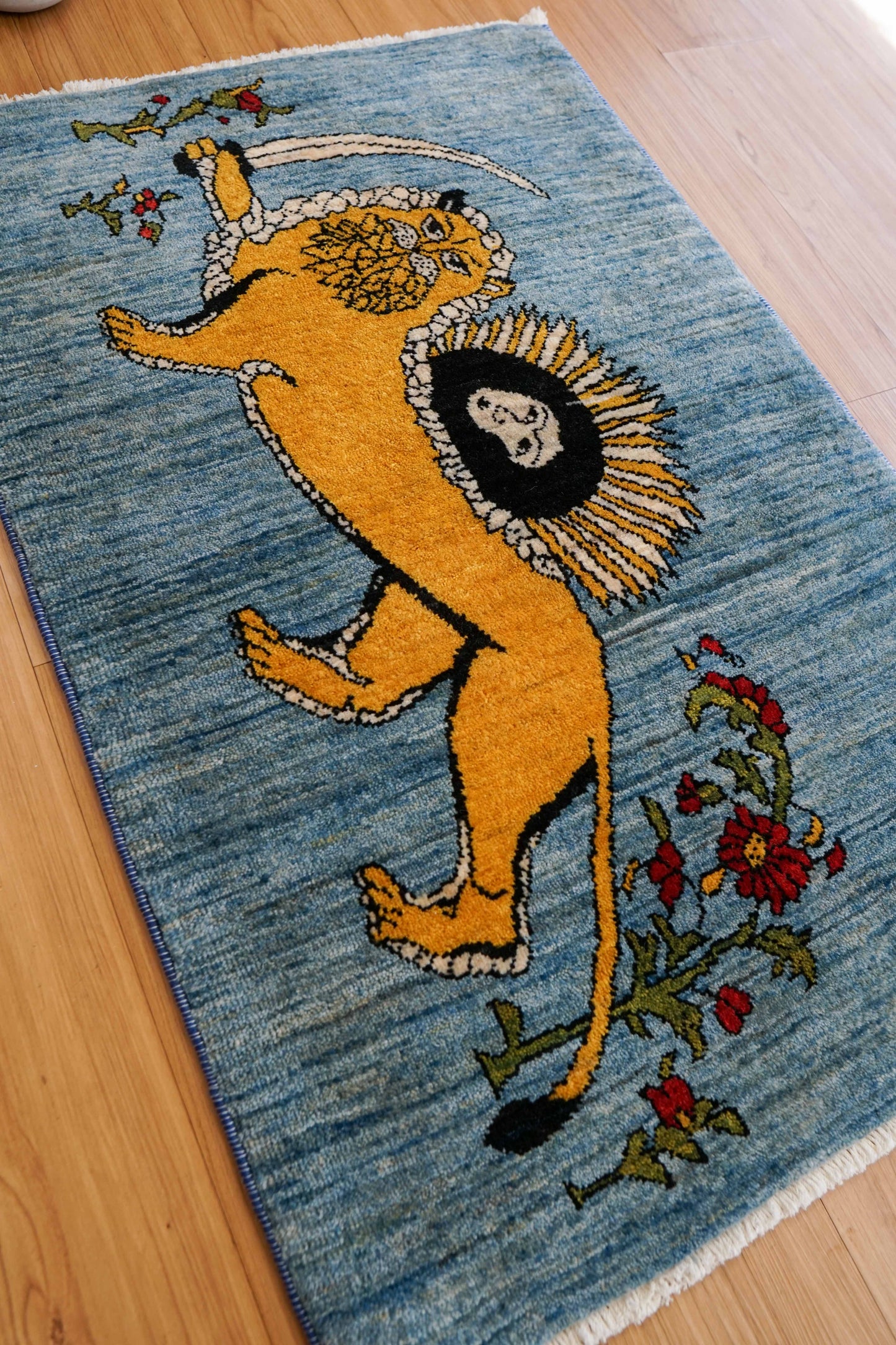 手織りペルシャ絨毯 カシュクリギャッベ リズバフト 98×66cm｜ライオンと太陽の文様・ブルー背景ギャベ