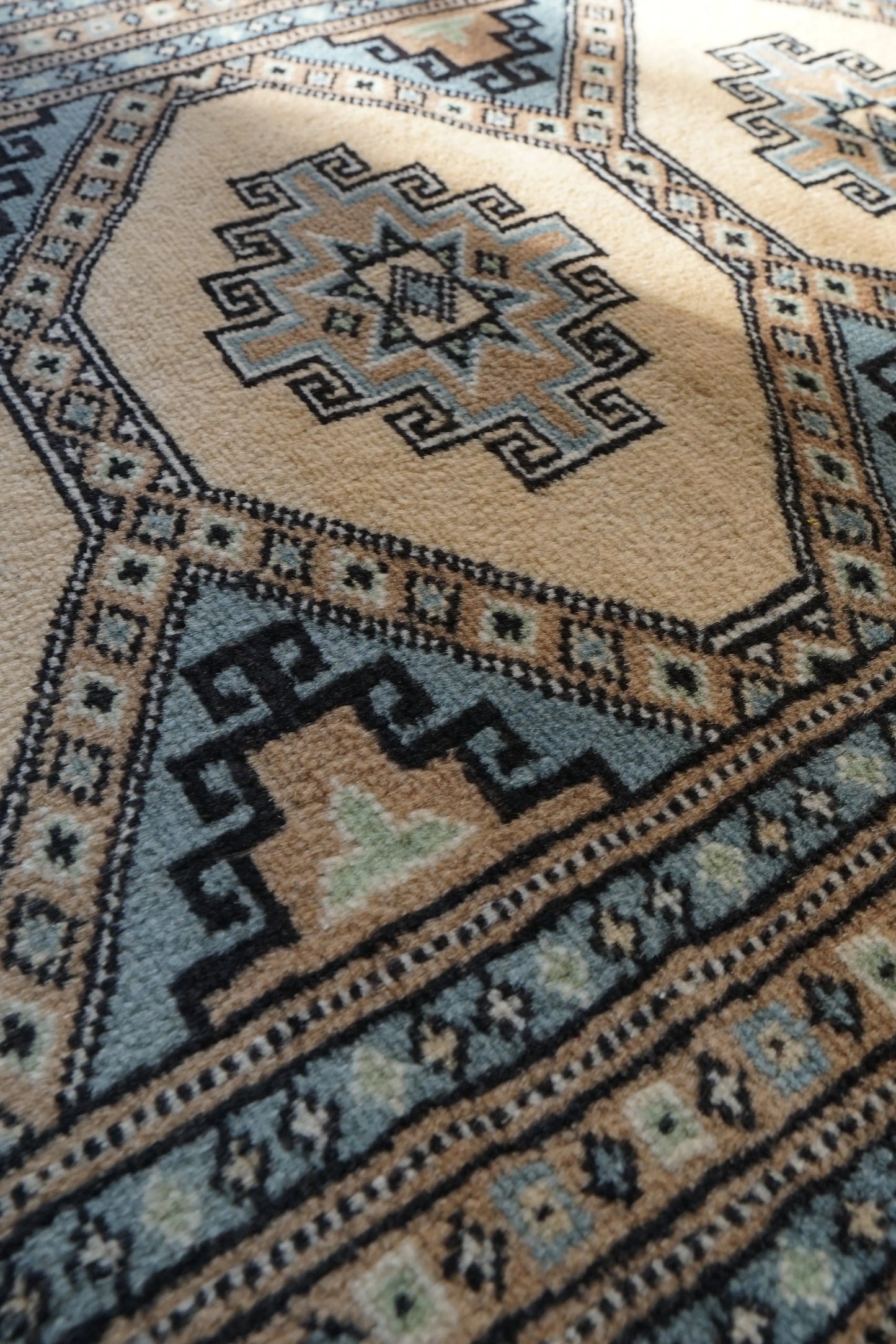 81×63cm  パキスタン手織り絨毯 Decorworks