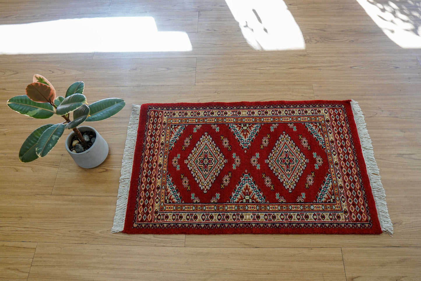  パキスタン手織り絨毯 玄関マット 78×49cm ファインクオリティ 赤基調 トライバルデザイン ウールラグ