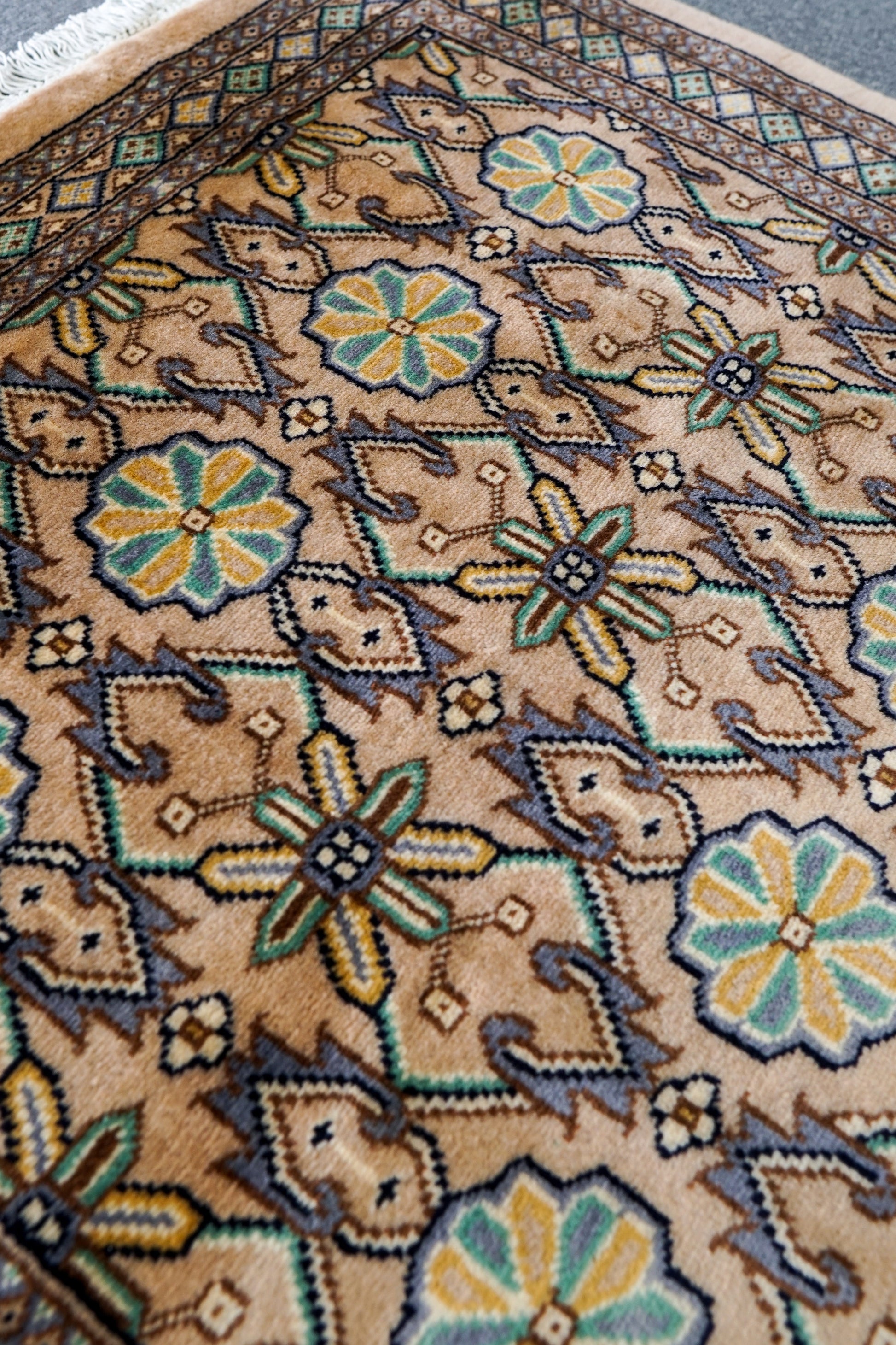  120×80cm パキスタン手織り絨毯