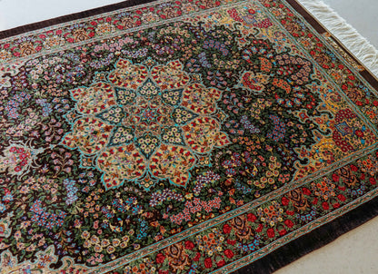  ペルシャ手織り絨毯 クム産 シルク100％ 125×80cm｜ラジビヤン房作 黒地フローラルメダリオン