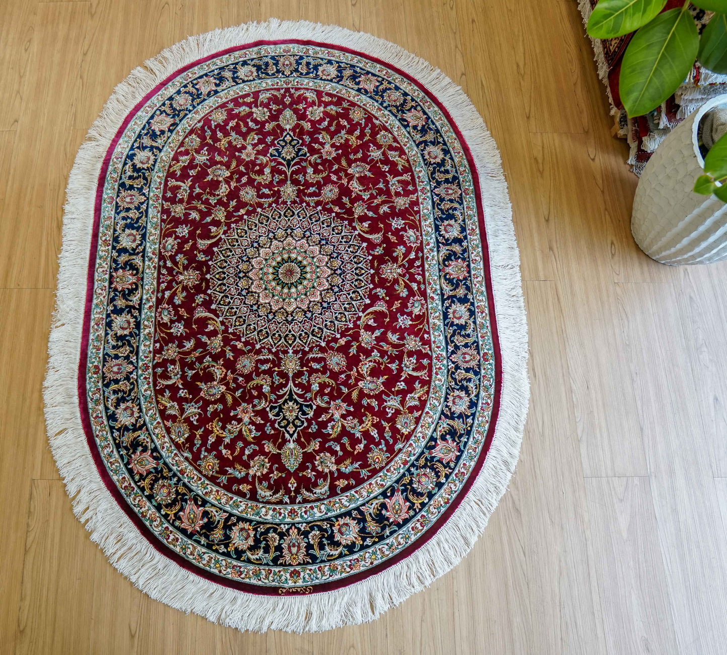  ペルシャ絨毯 クム産 シルク100% 手織りラグ 147×98cm｜モハマディ房 オーバルデザイン 高密度シルク絨毯