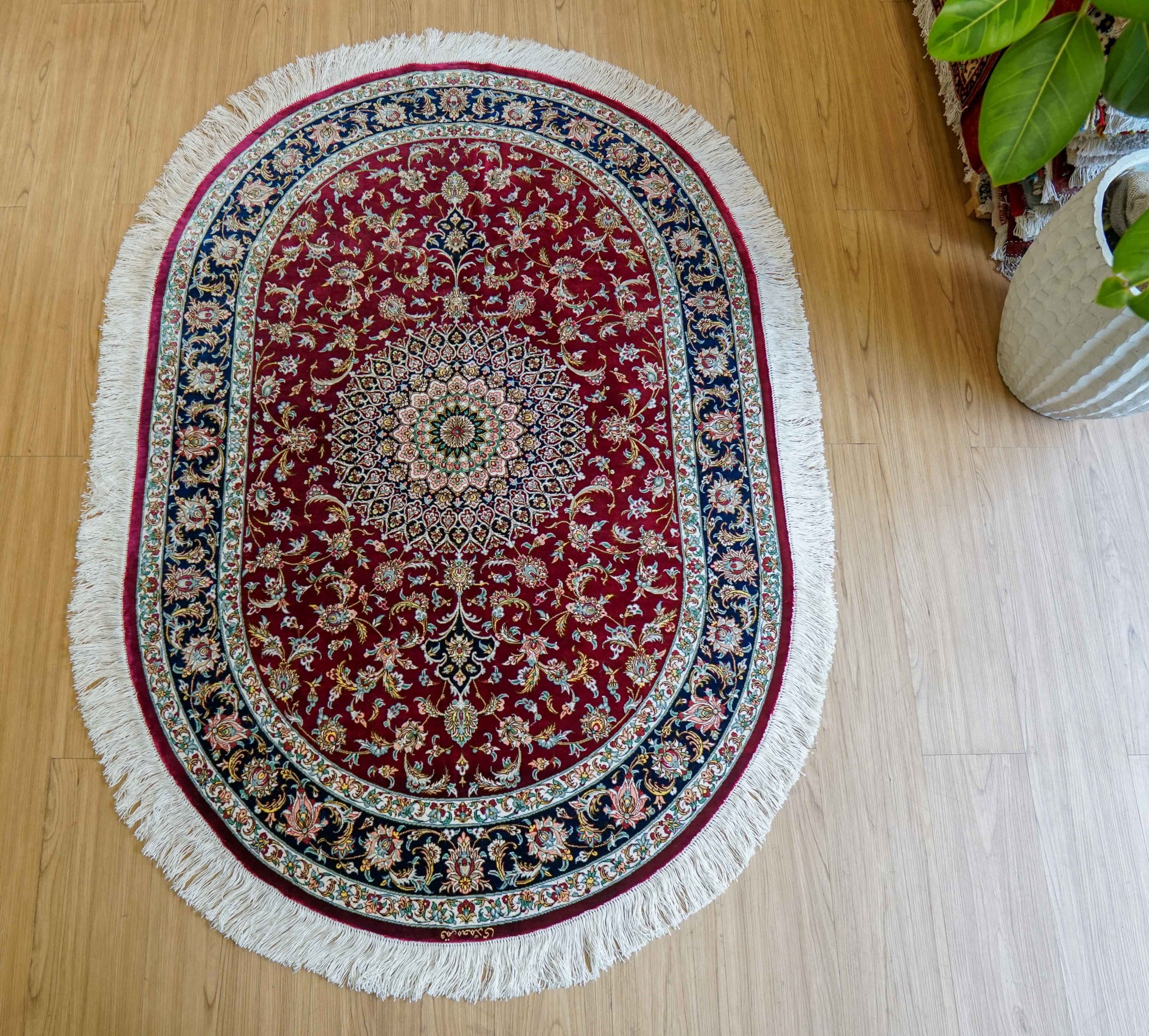  ペルシャ絨毯 クム産 シルク100% 手織りラグ 147×98cm｜モハマディ房 オーバルデザイン 高密度シルク絨毯