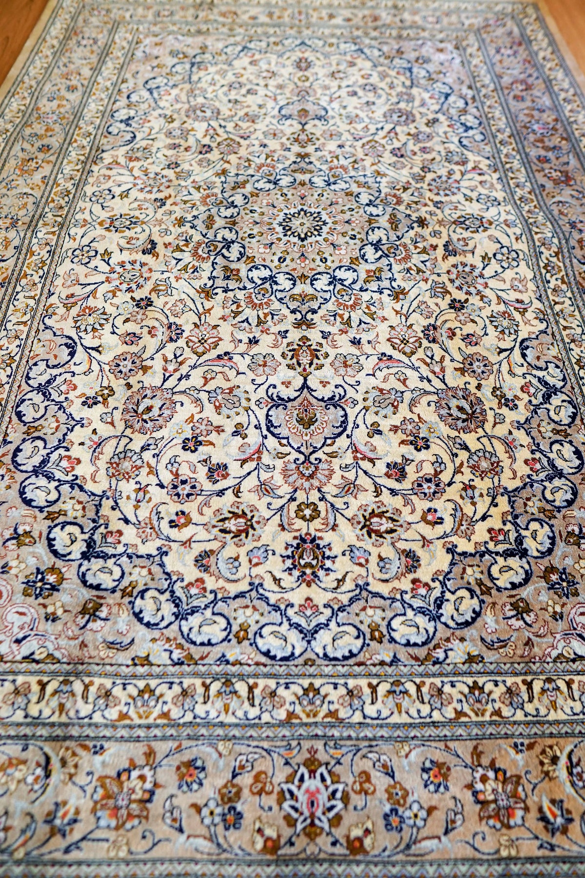  手織りペルシャ絨毯 クム産 ヌーリ工房｜花柄メダリオン 手織りラグ 199×129cm