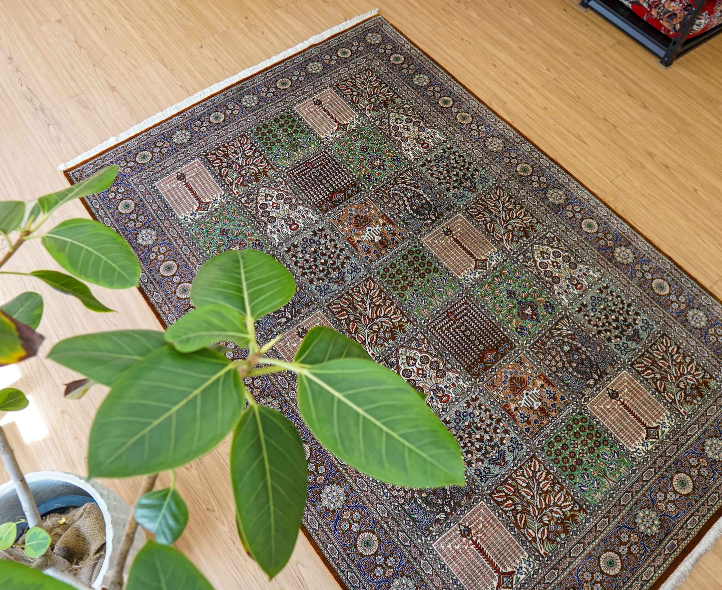  手織りペルシャ絨毯 クム産 バーバイ工房 100％シルク 200×135cm ヘシティデザイン・最高級シルクラグ