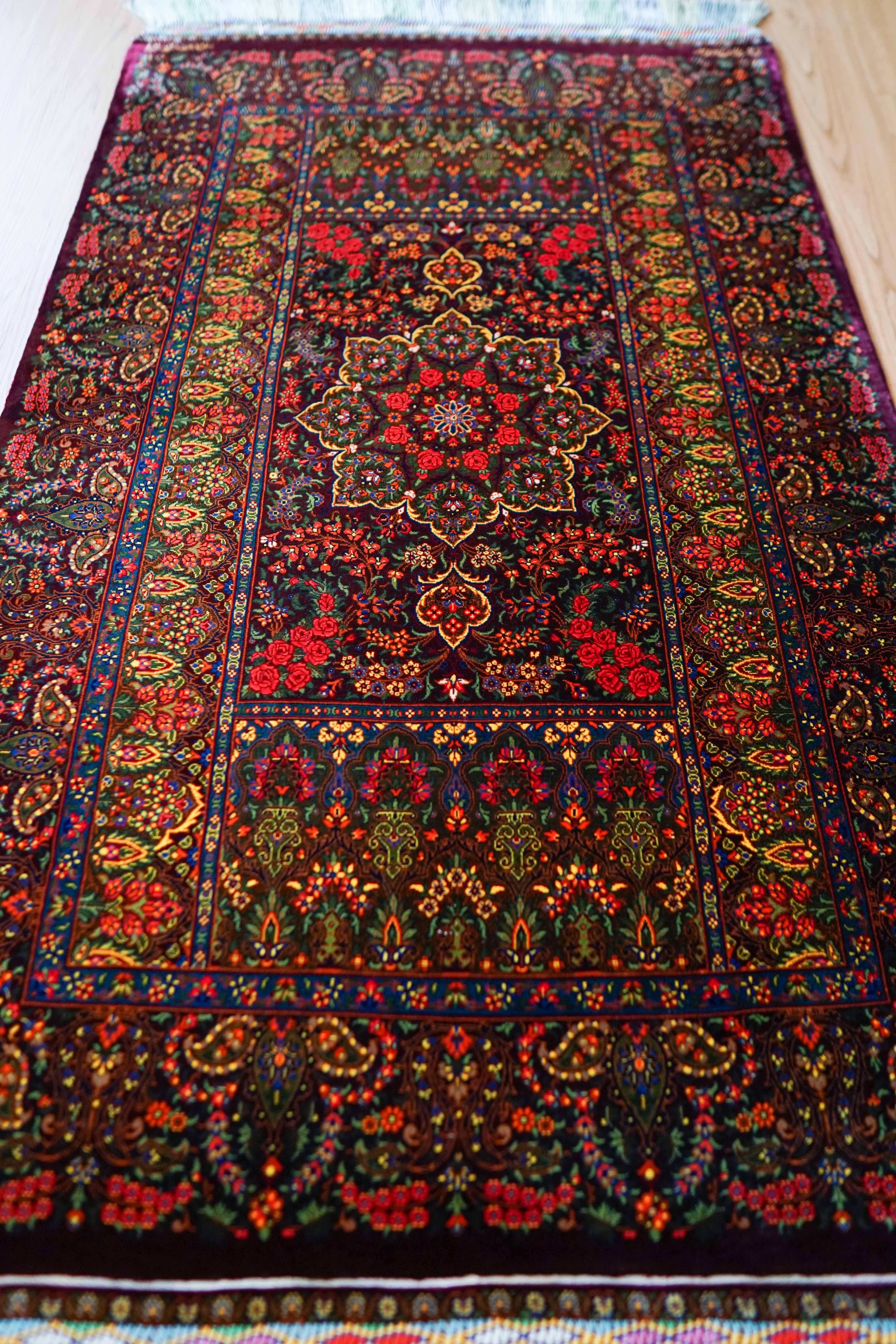 ペルシャ絨毯 クム産 シルク100％ ハジラヒミ工房 130×79cm – Decorworks