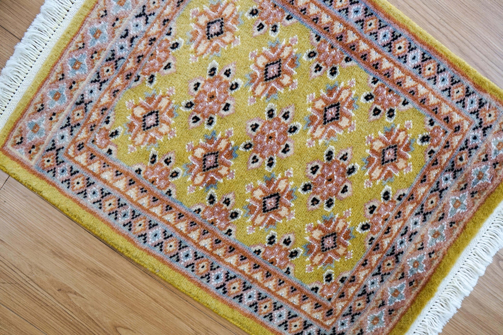  パキスタン手織り絨毯 62×47cm