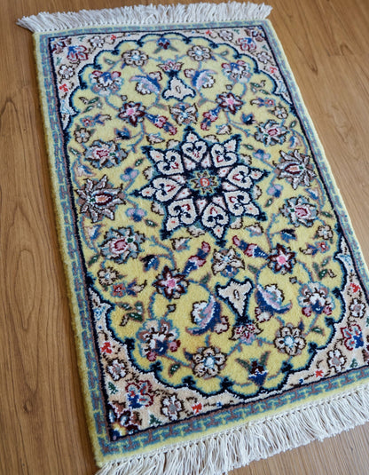  手織りペルシャ絨毯 ナイン産 60×40cm ミニラグ