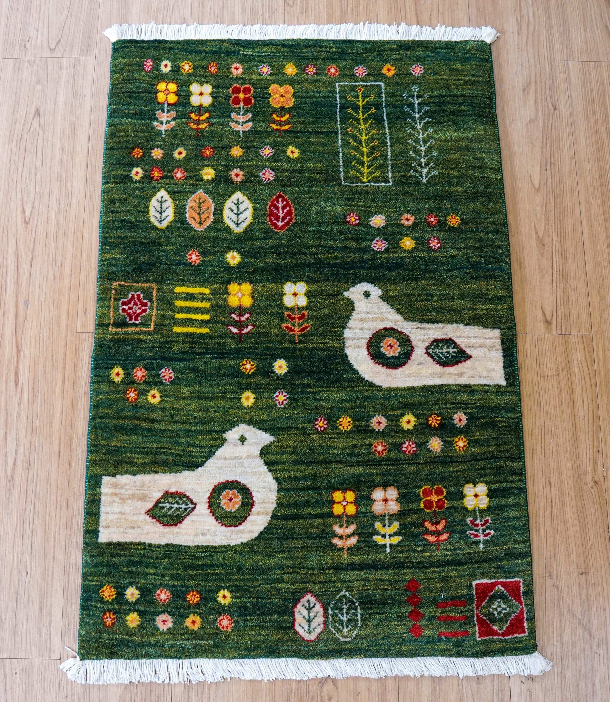  ペルシャ手織りカシュクリギャッベ リズバフト 93×62cm｜緑の草原と鳥のモチーフ・高密度織り ギャベ